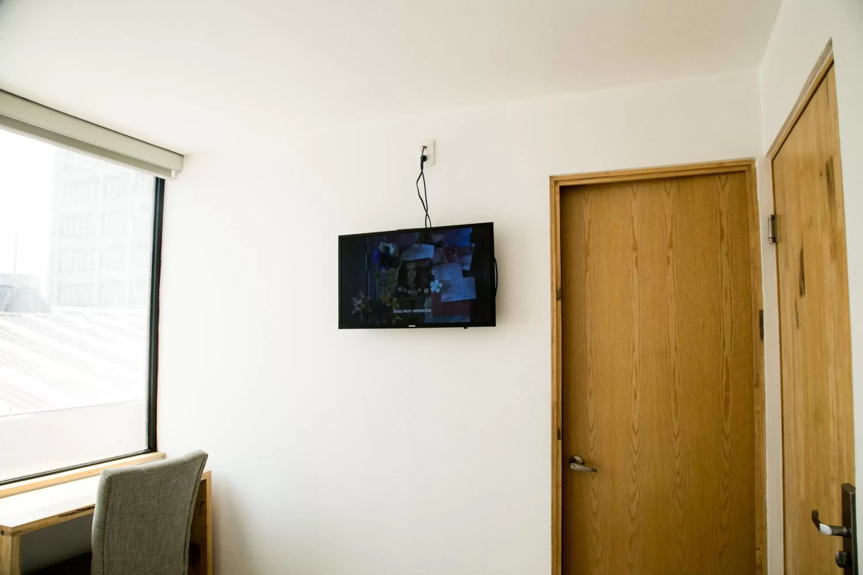 TV and multimedia, TV/Entertainment Center in Booking 500