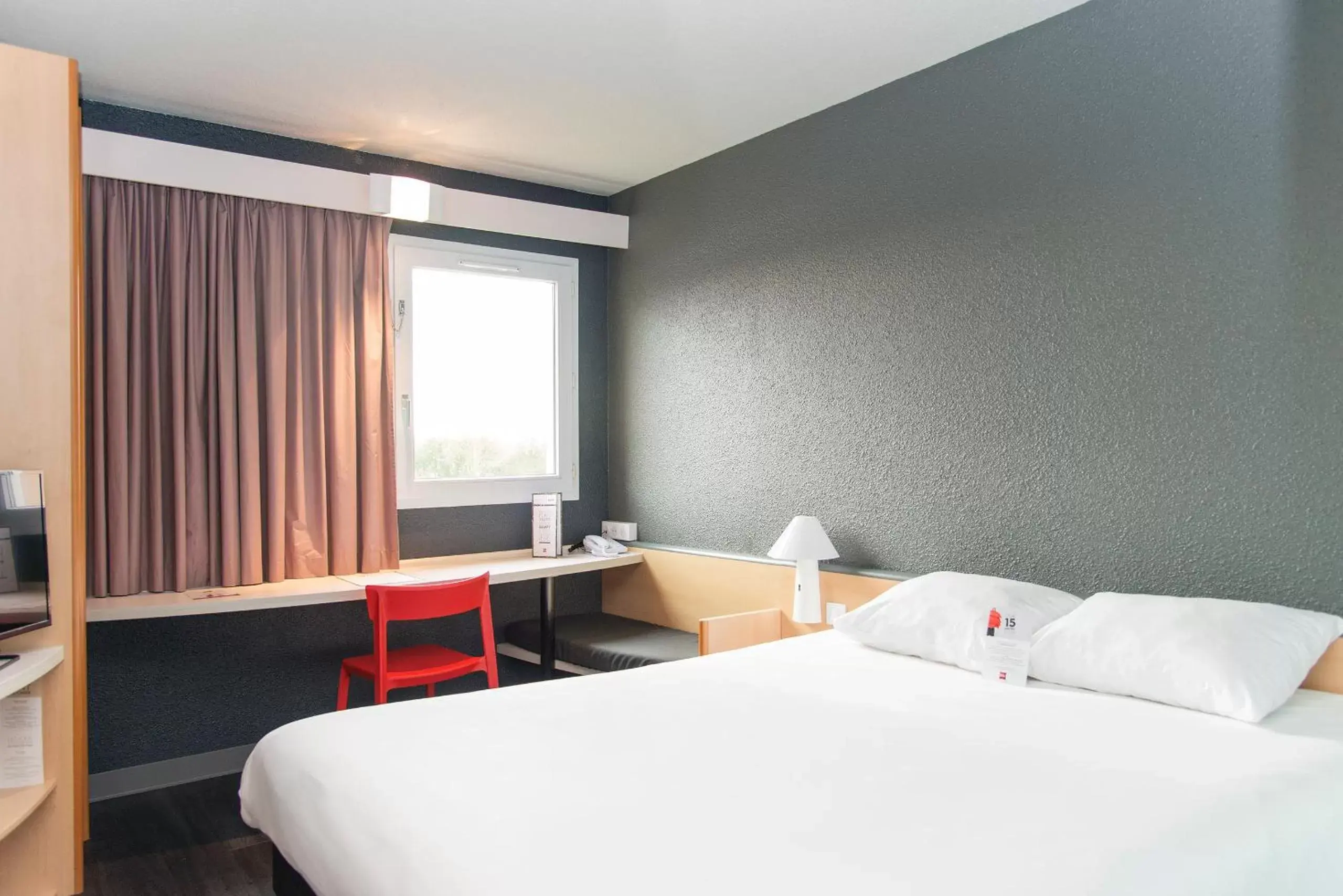 Photo of the whole room, Bed in ibis Falaise Coeur de Normandie