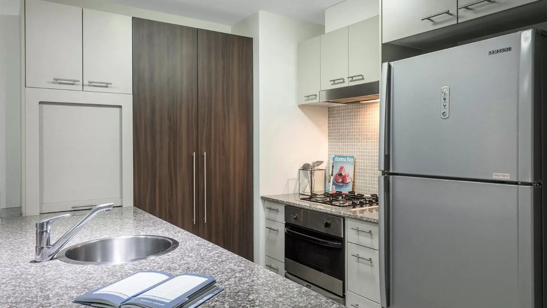 Kitchen or kitchenette, Kitchen/Kitchenette in Oaks Brisbane Aurora Suites