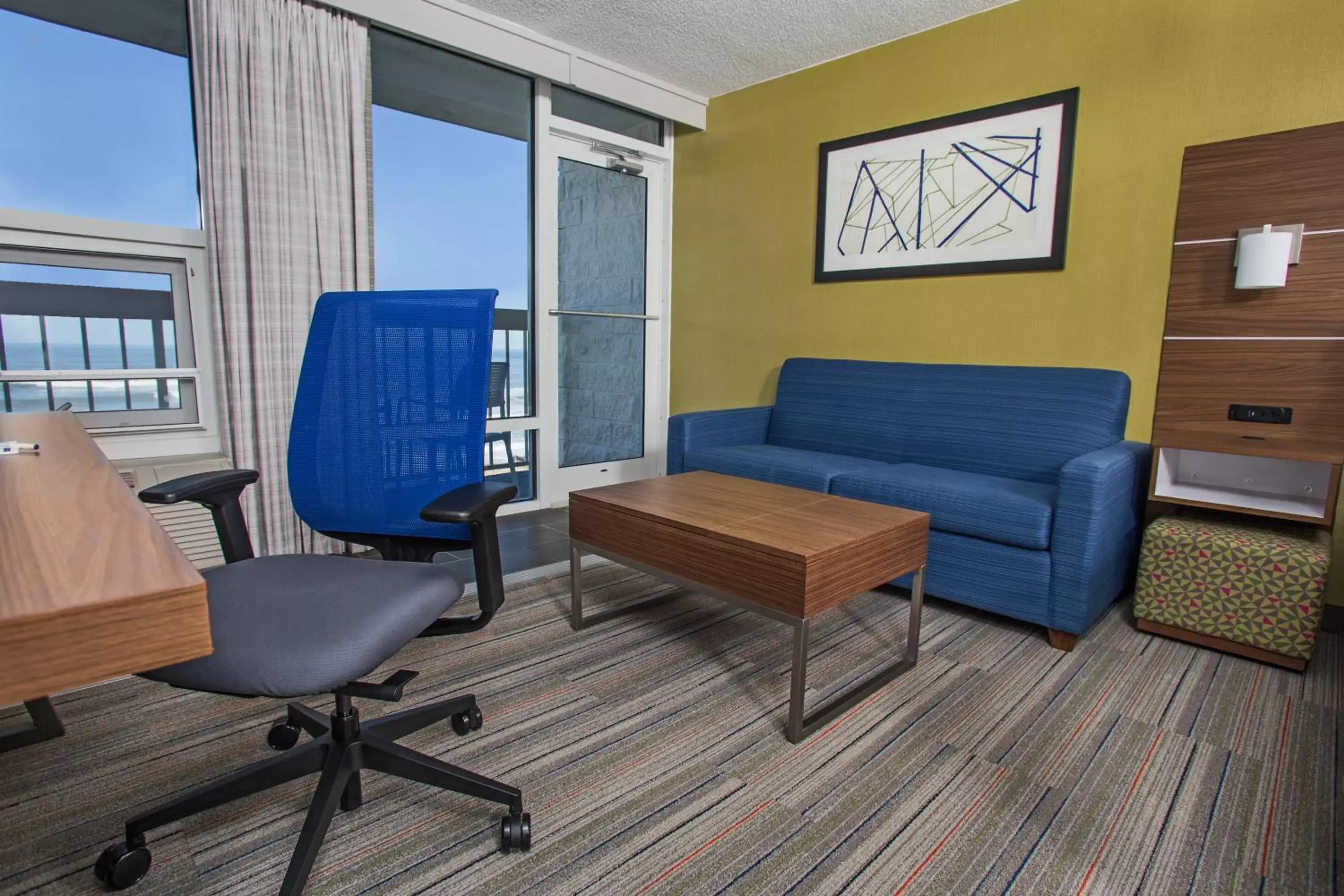 Photo of the whole room, Seating Area in Holiday Inn Express Nags Head Oceanfront, an IHG Hotel