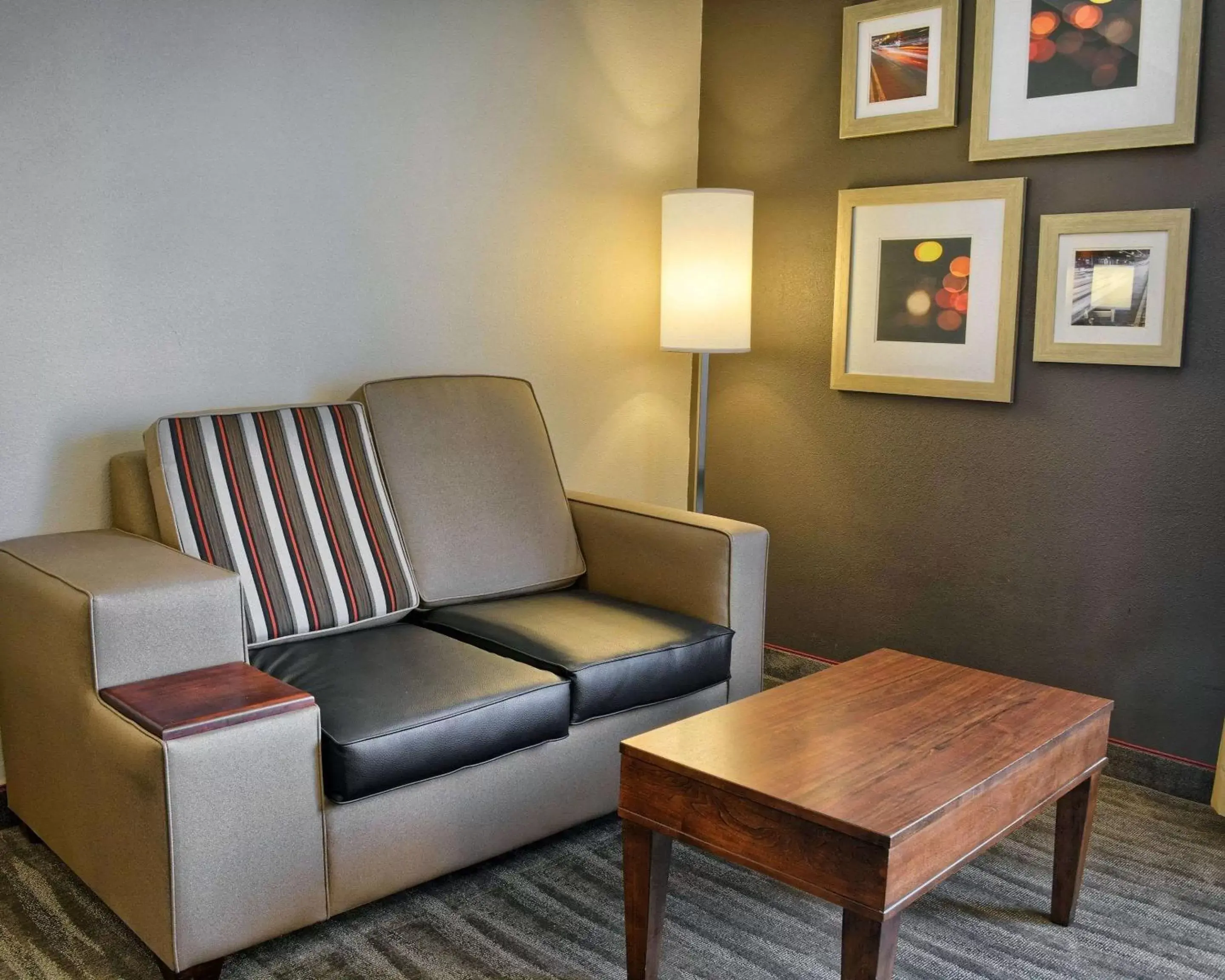 Photo of the whole room, Seating Area in Comfort Inn Ruther Glen near Kings Dominion