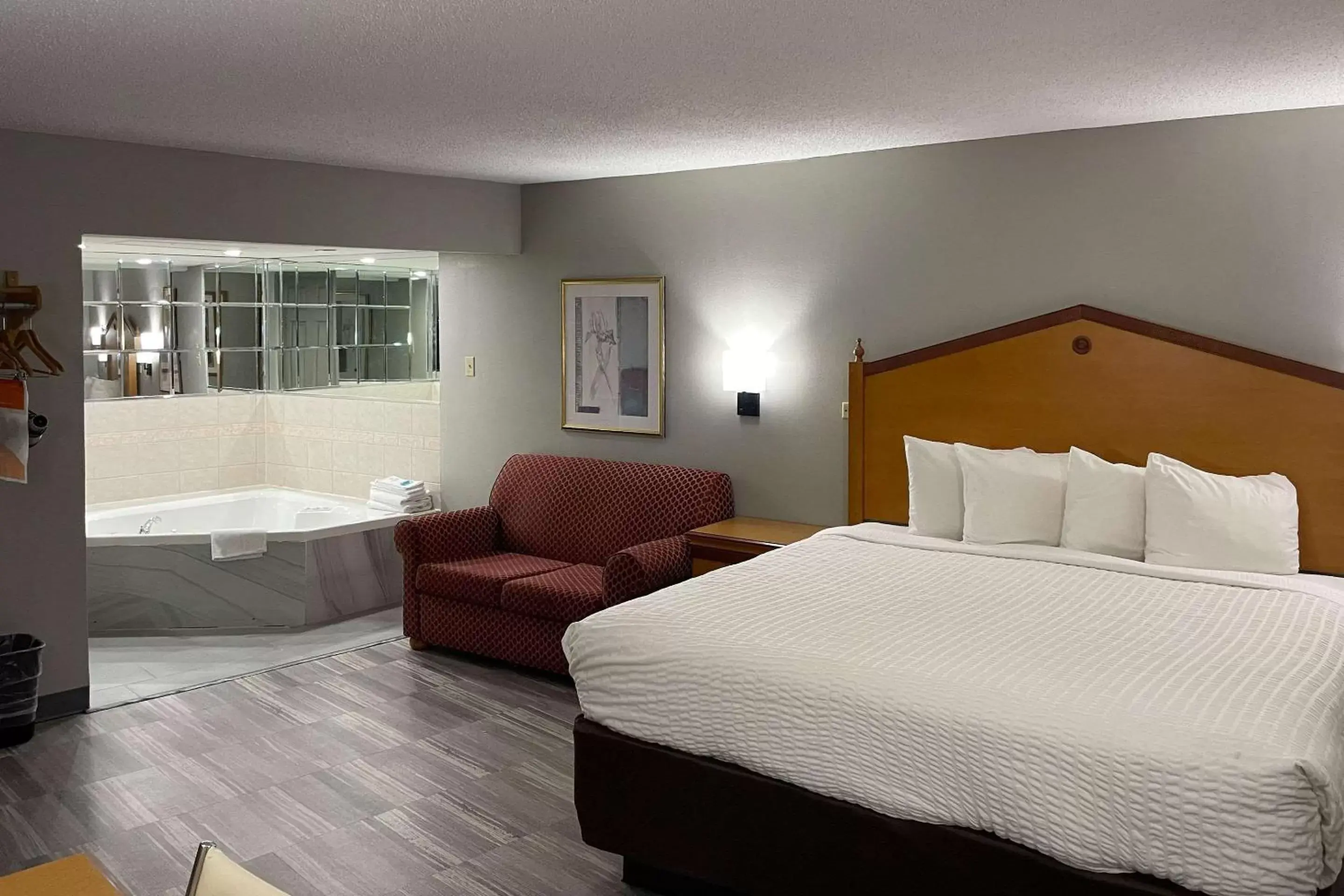 Bedroom, Bed in Rodeway Inn Hot Springs National Park Area
