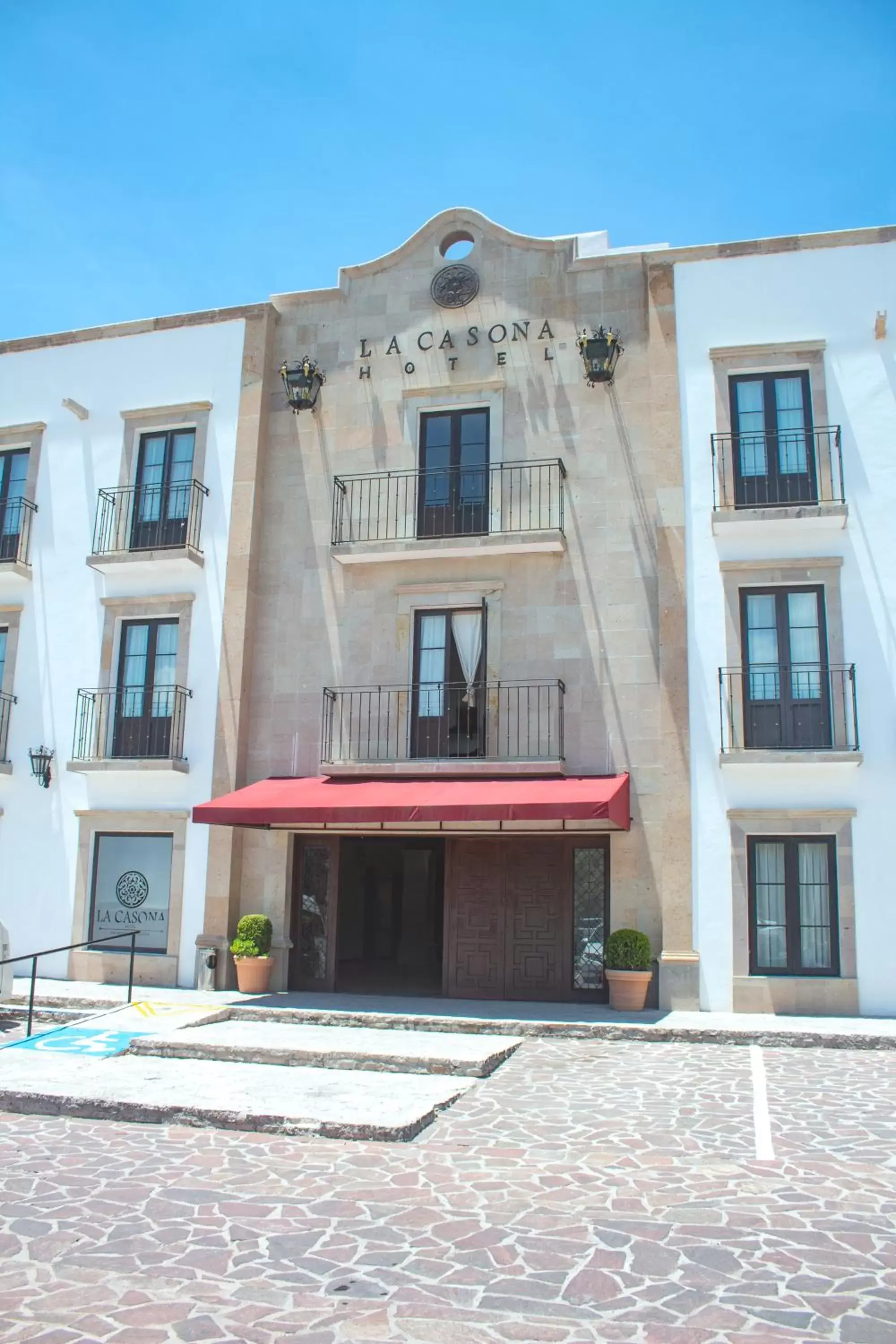 Facade/entrance, Property Building in Hotel La Casona 30