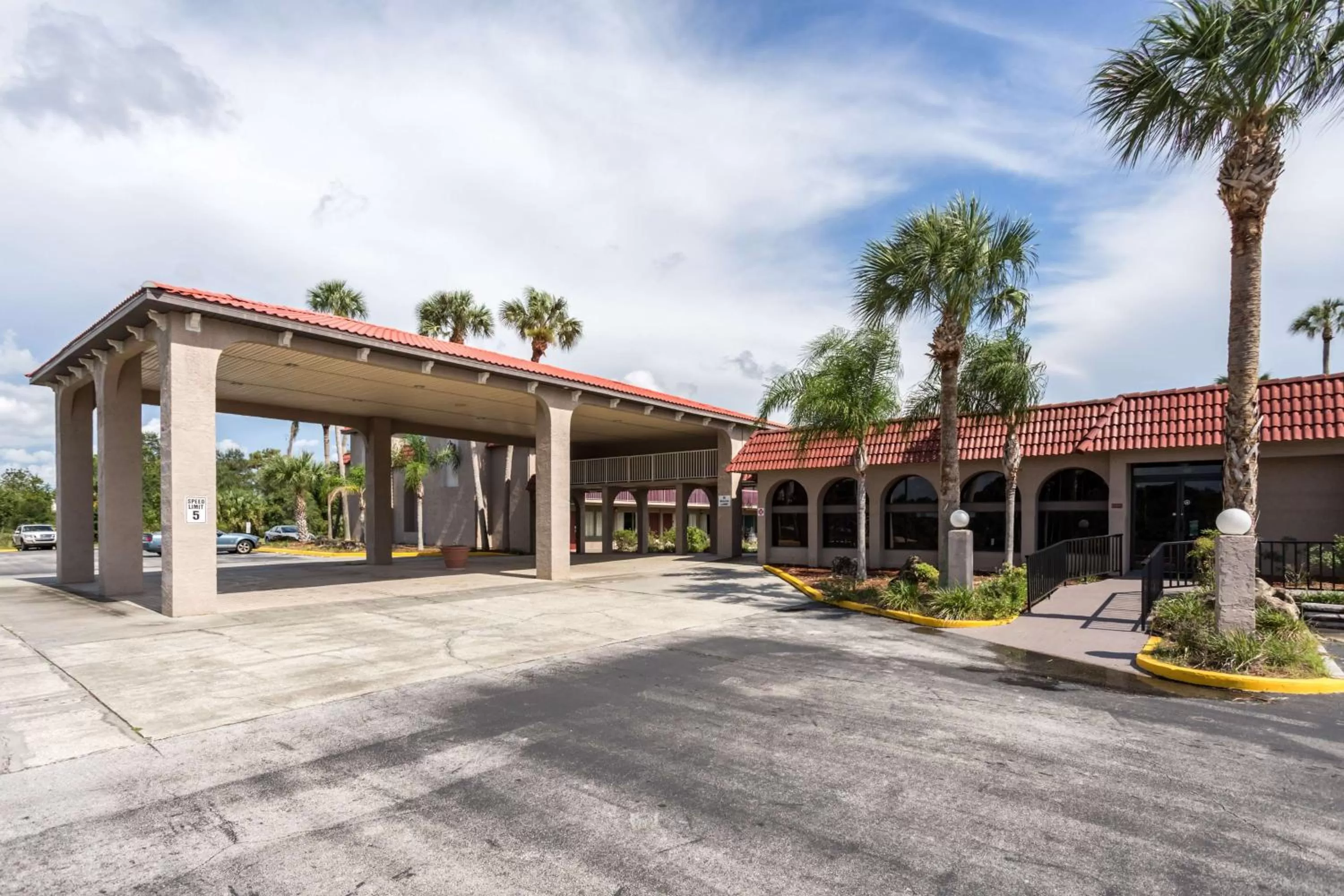 Property building in Motel 6-Spring Hill, FL - Weeki Wachee