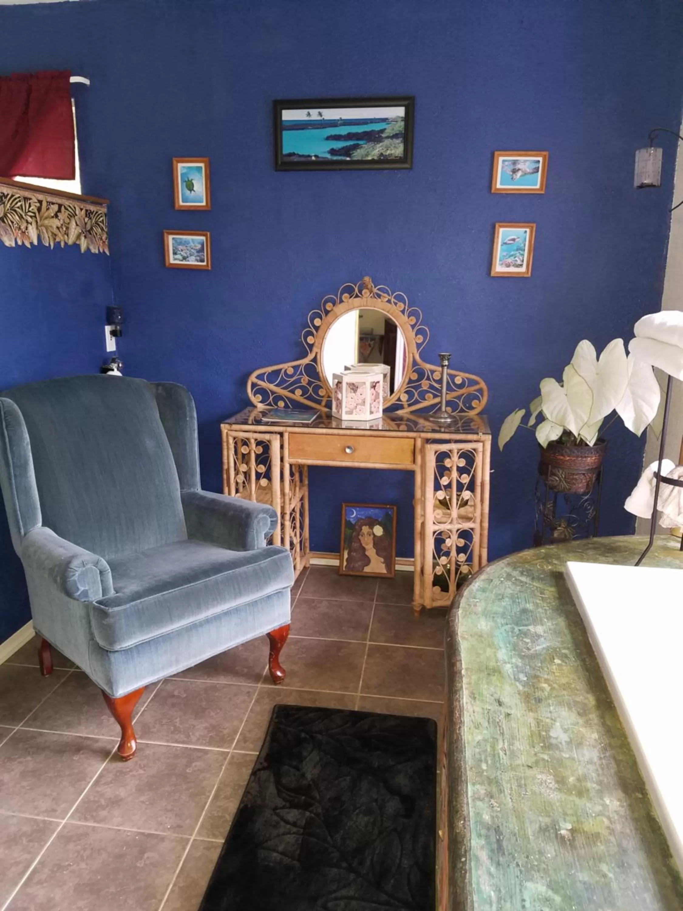 Bathroom, Seating Area in Aloha Crater Lodge