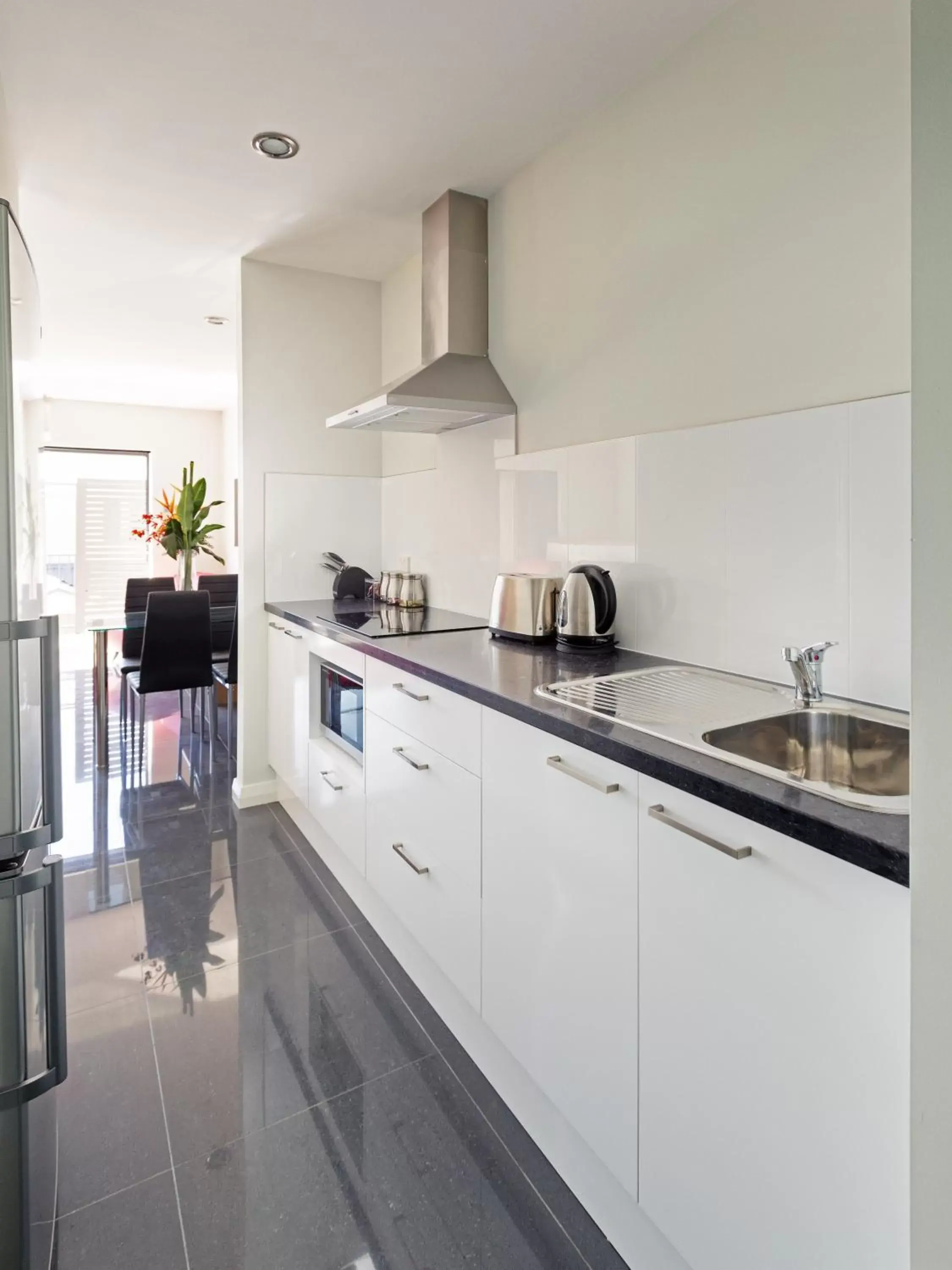 Coffee/tea facilities, Kitchen/Kitchenette in Cardiff Executive Apartments