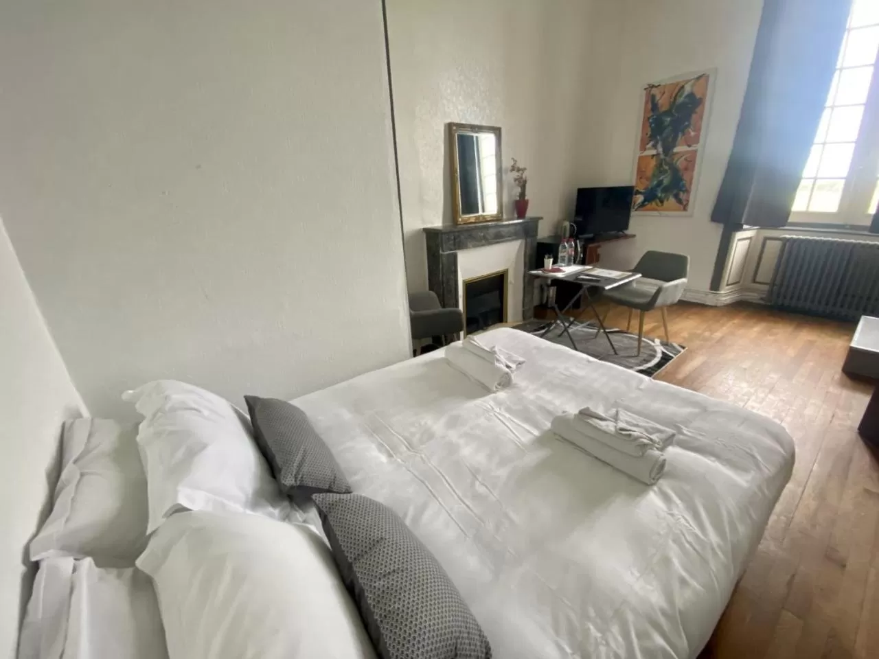 Photo of the whole room, Bed in Hôtel Particulier CHÂTEAU DES MARAIS Proximité et vue sur le Lac de Grand lieu