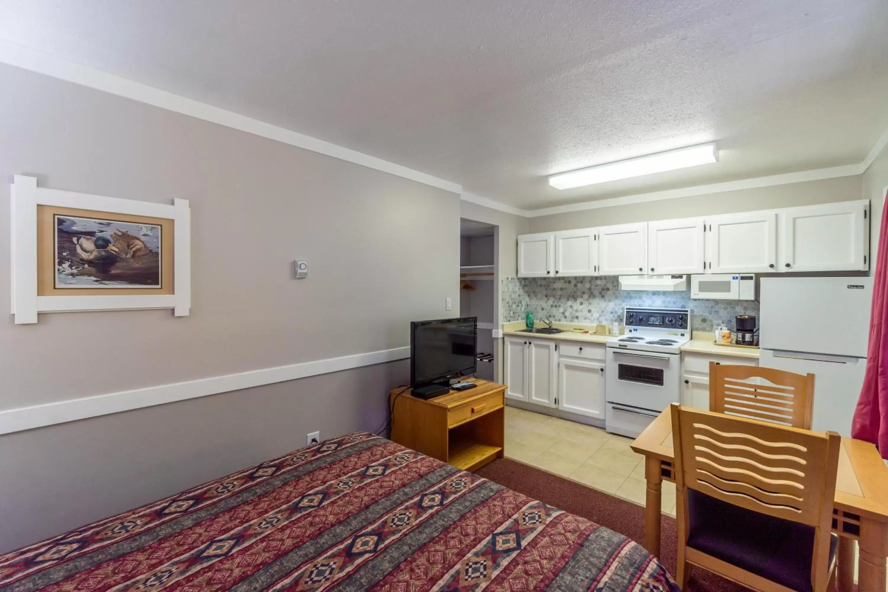Photo of the whole room, Kitchen/Kitchenette in Canada's Best Value Desert Inn & Suites
