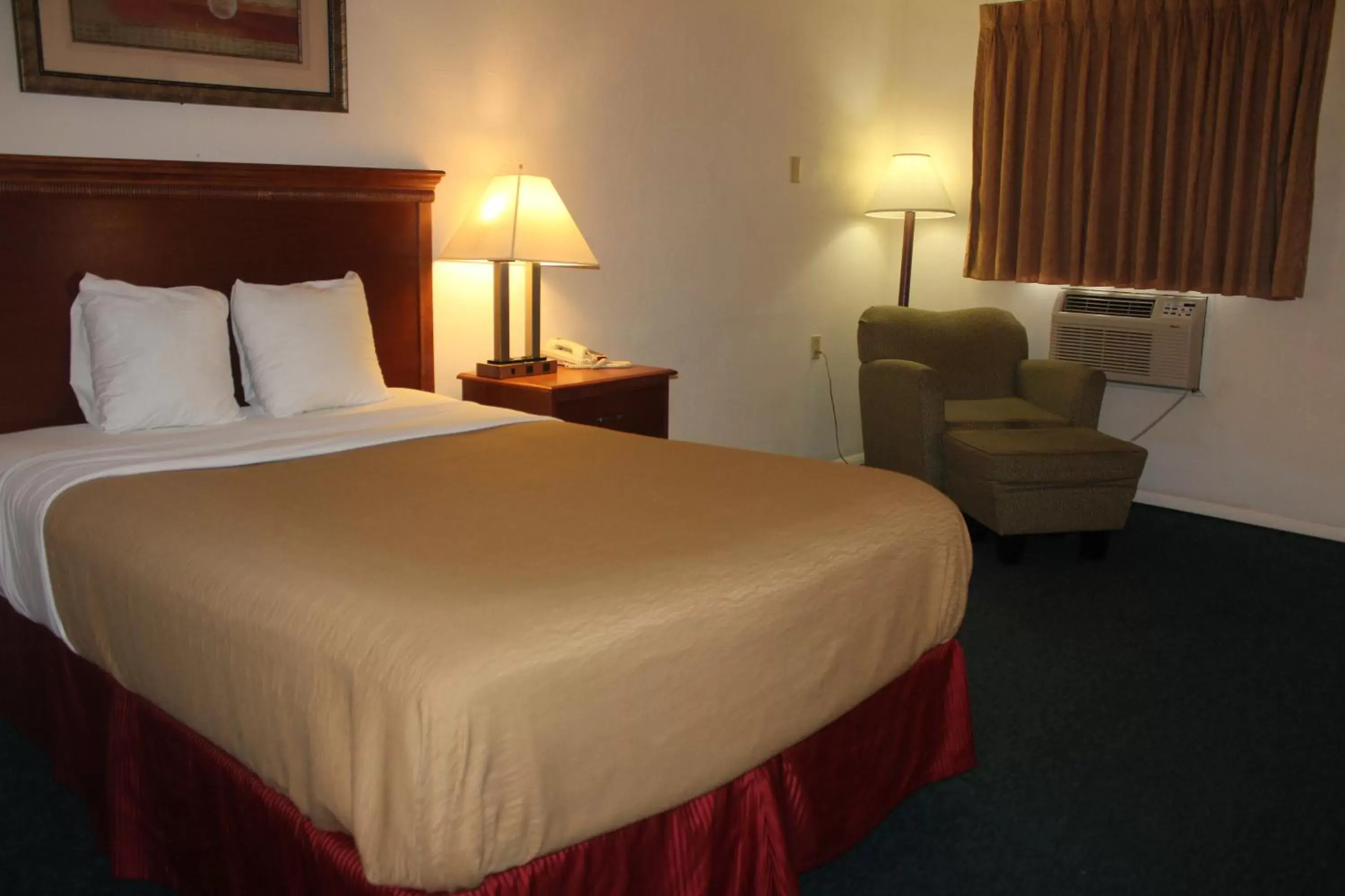 Bedroom, Bed in Interstate Motel