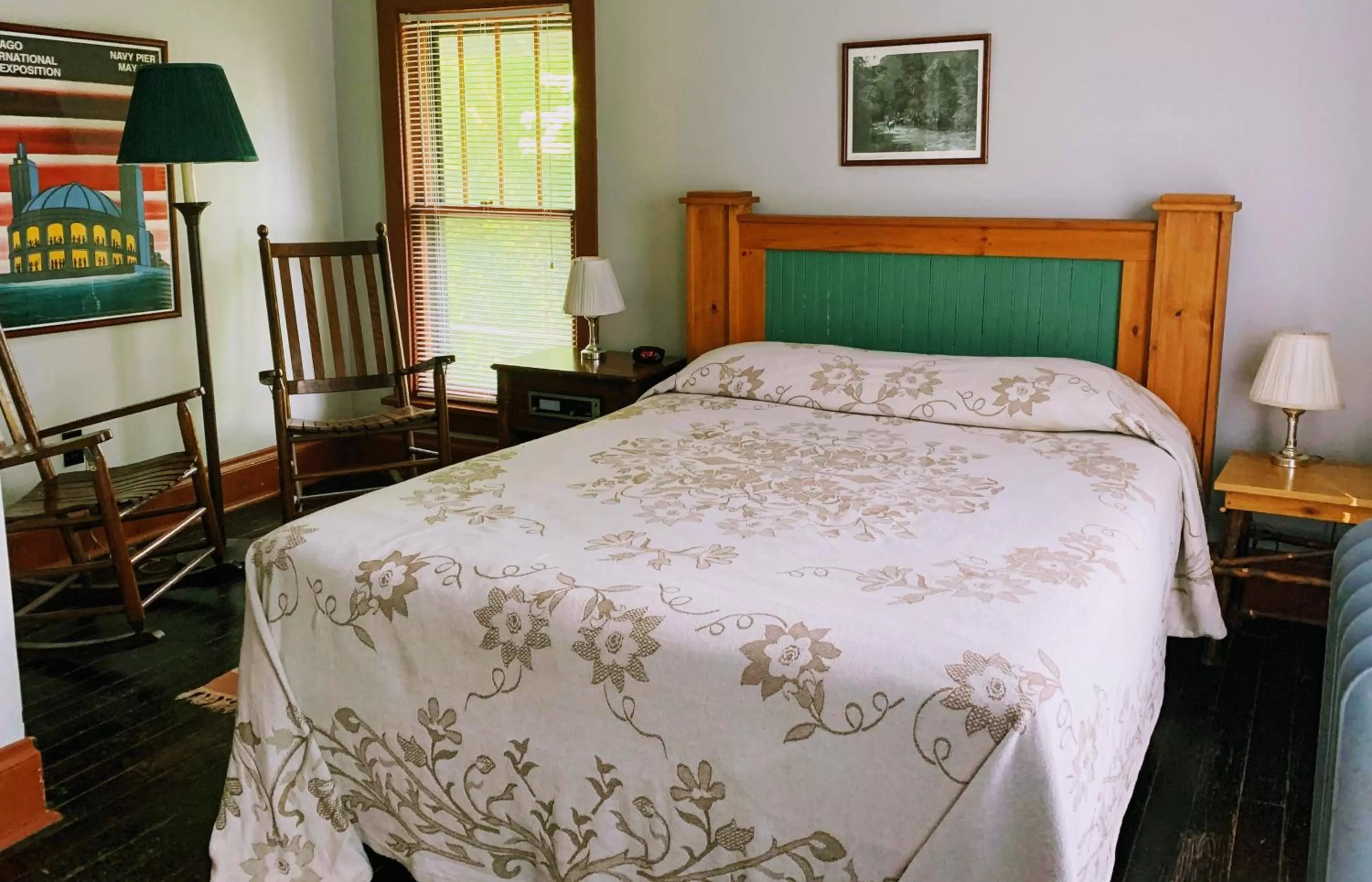 Bed in Lakeside Inn