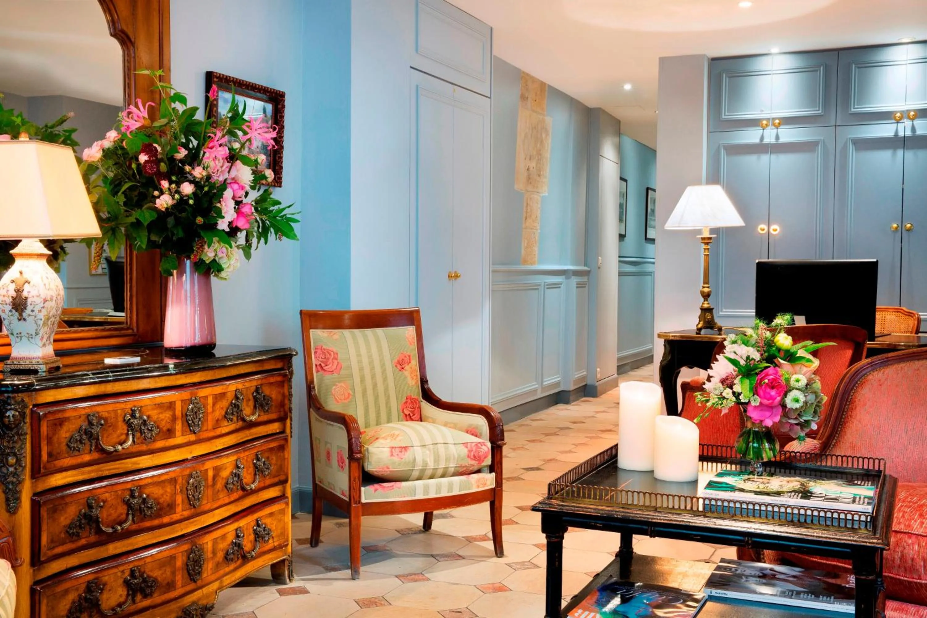 Lobby or reception in Le Relais Saint Honoré