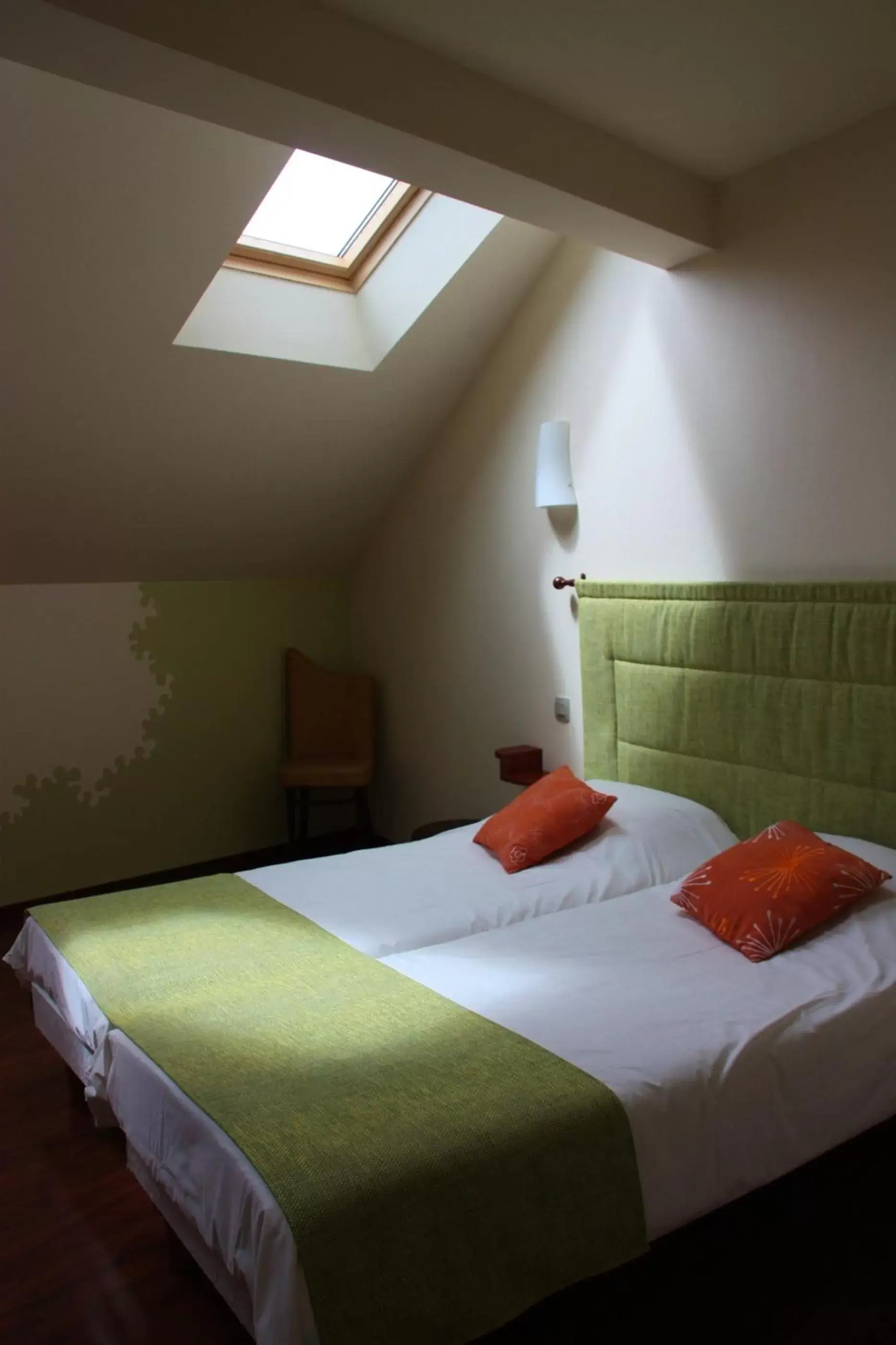 Bed in L'HÔTEL de CHARTRES