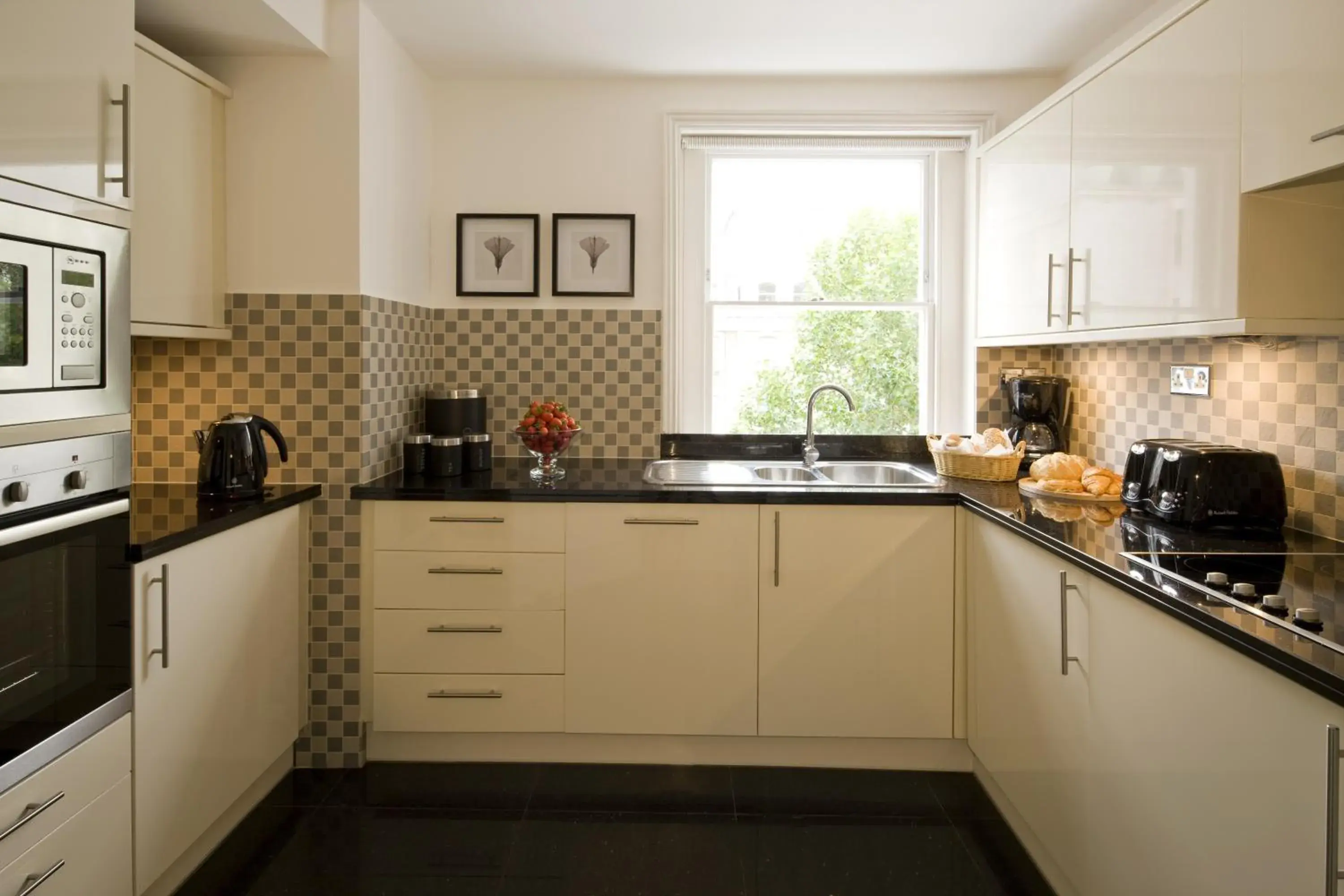 Kitchen or kitchenette, Kitchen/Kitchenette in Beaufort House - Knightsbridge