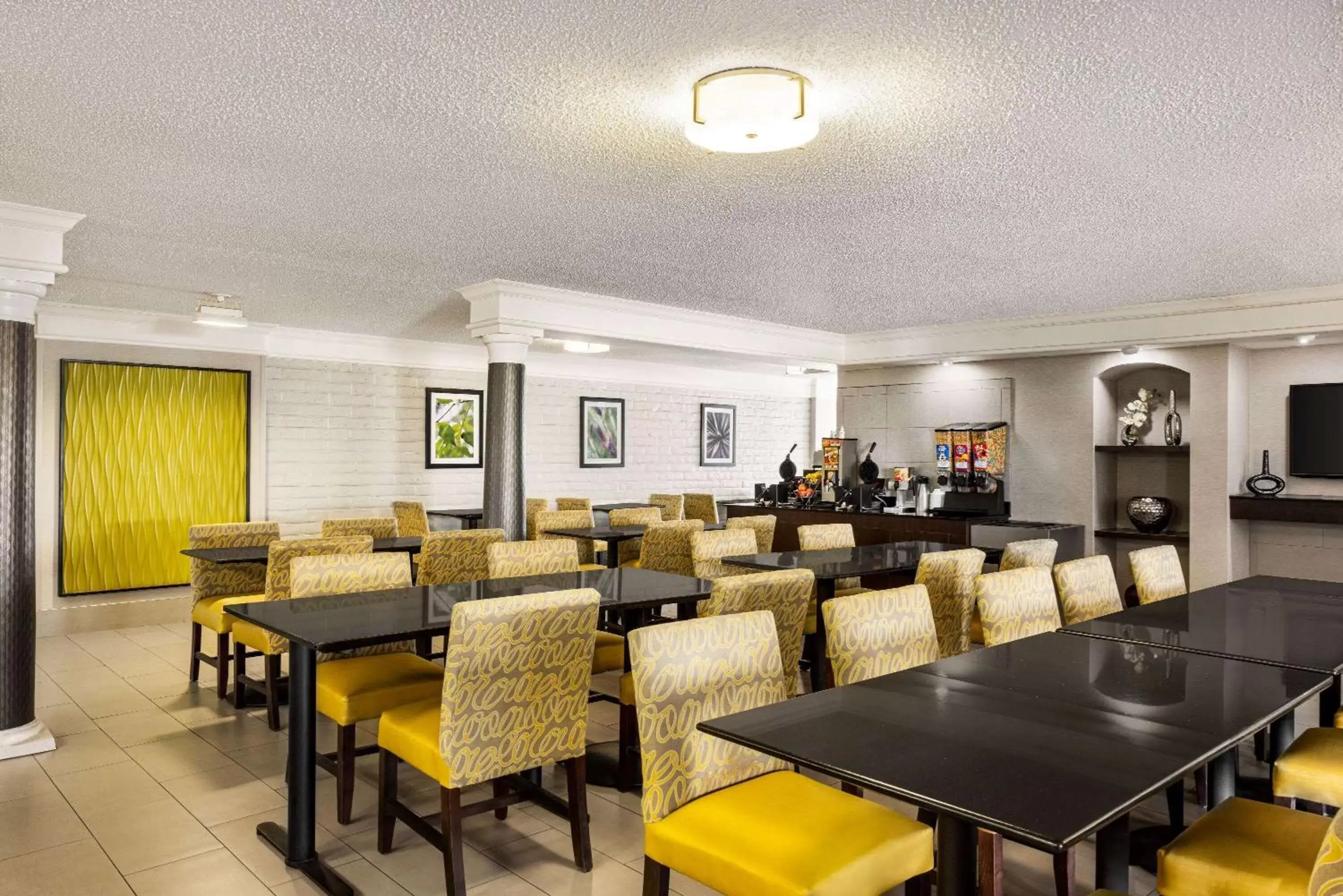 Breakfast, Restaurant/Places to Eat in La Quinta Inn by Wyndham San Antonio I-35 N at Toepperwein