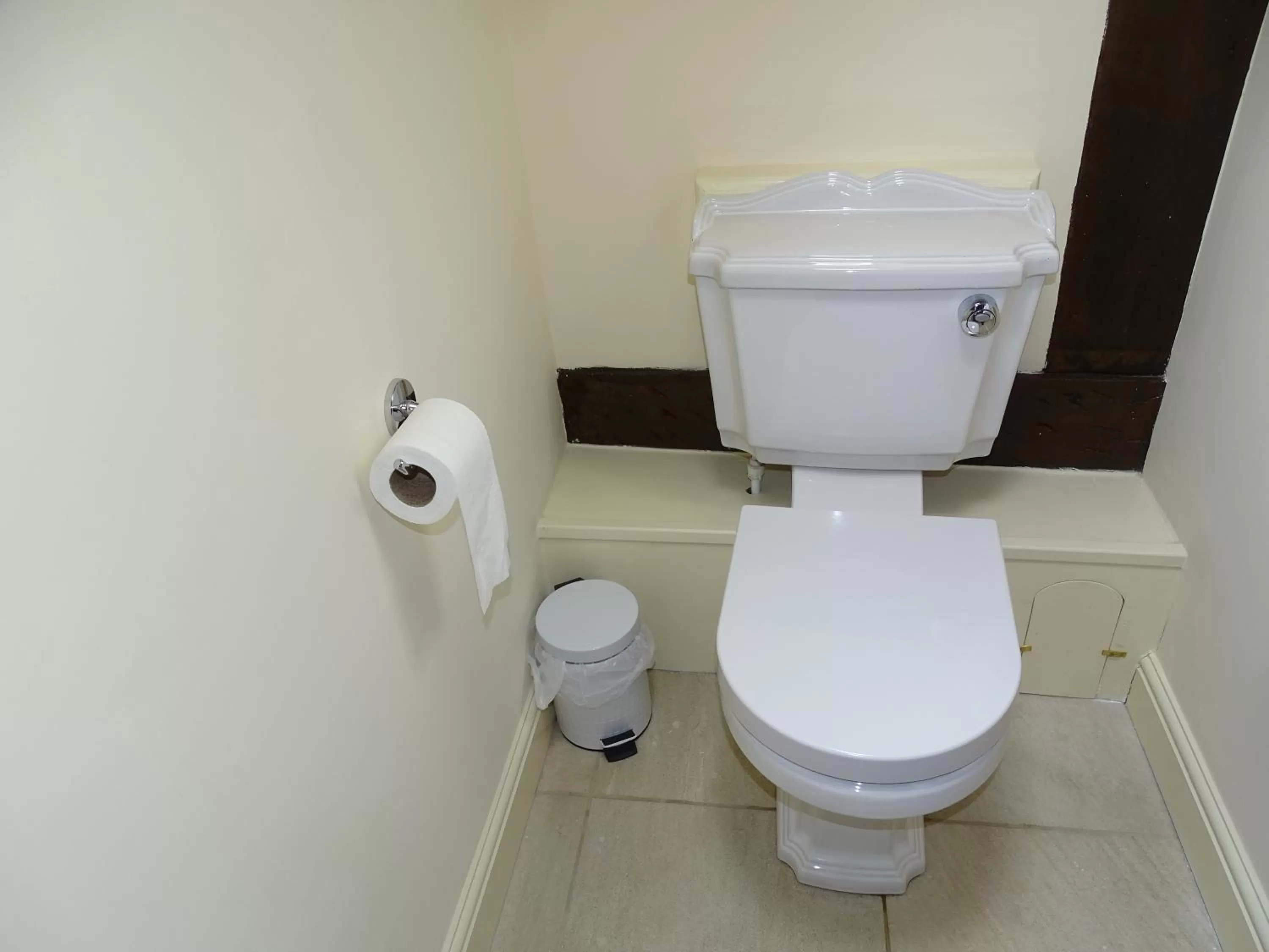 Bathroom in Ellesmere Hotel