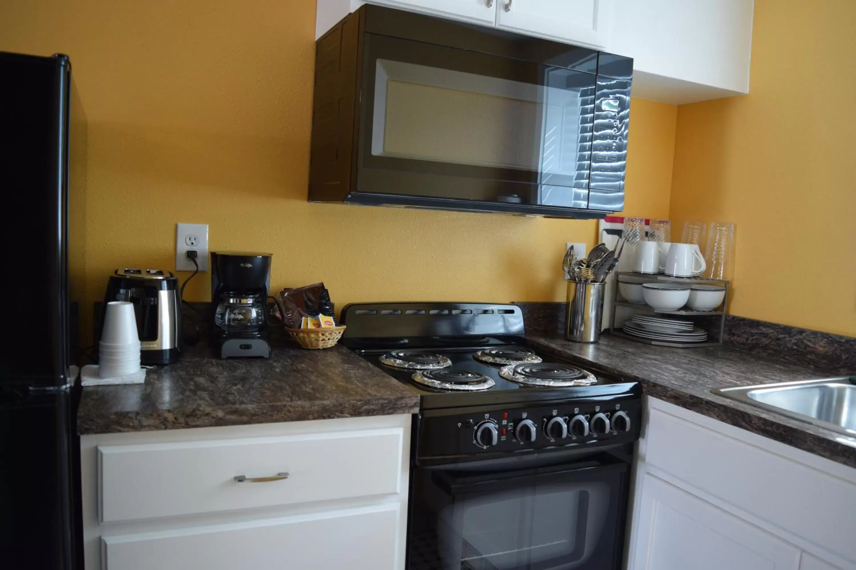 Kitchen or kitchenette, Kitchen/Kitchenette in Dew Drop Inn