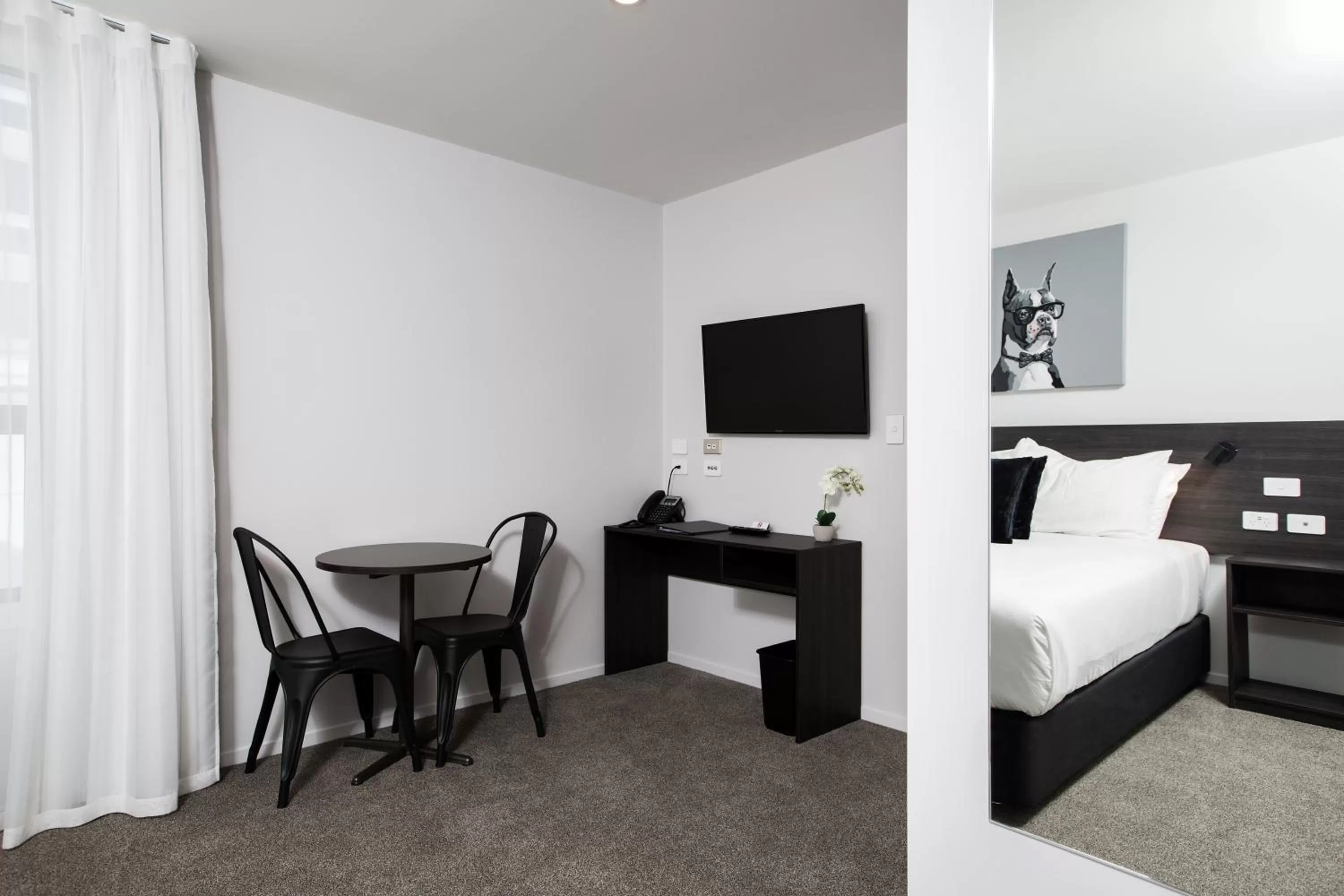 Seating area, Bed in The Metrotel