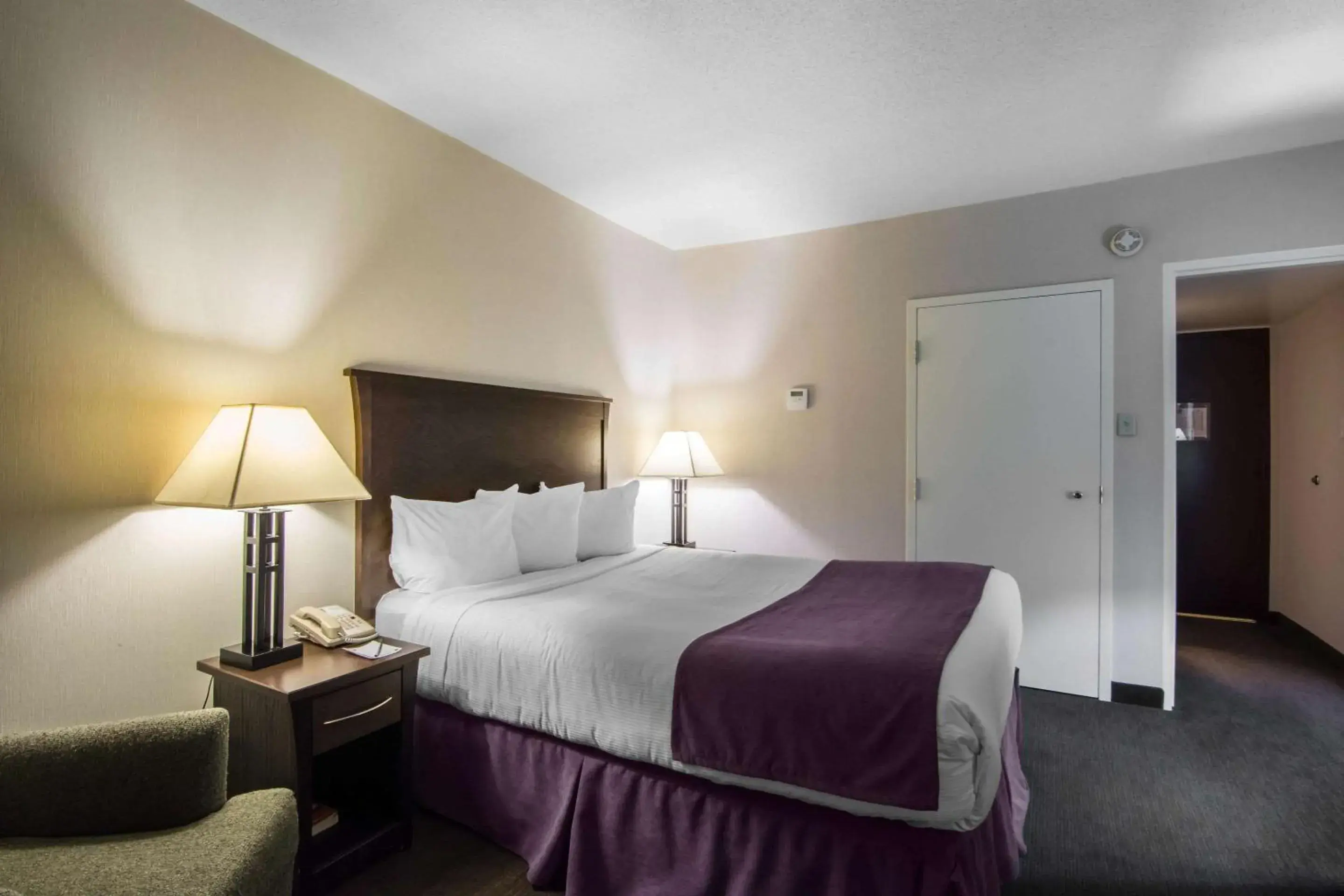 Photo of the whole room, Bed in Quality Inn & Suites Yellowknife