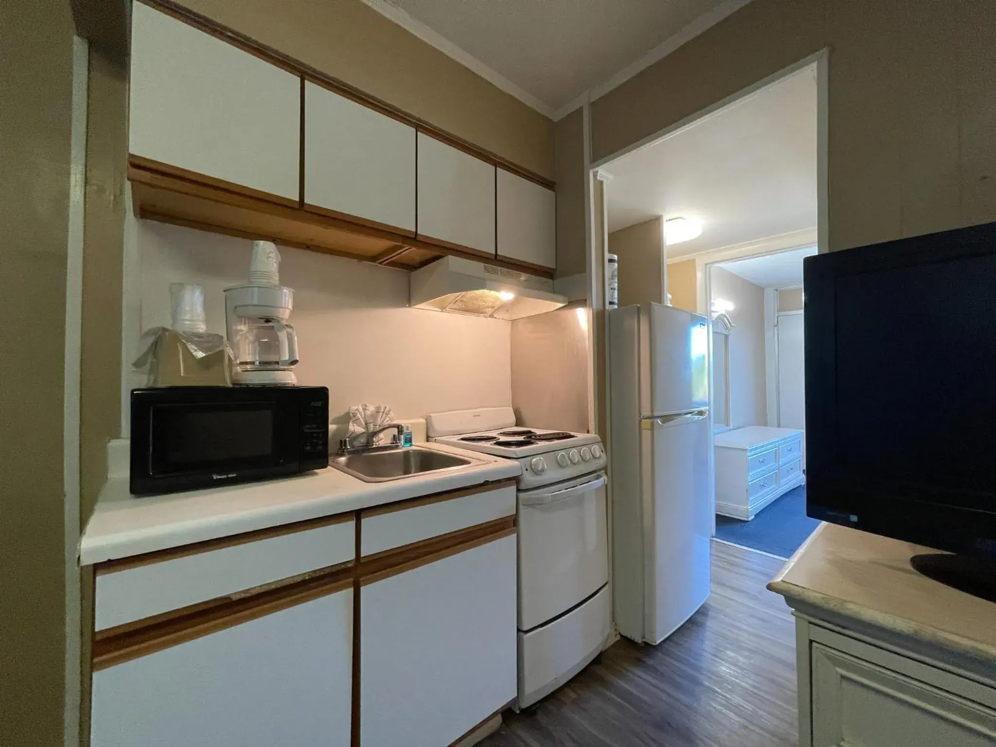 Kitchen/Kitchenette in Polynesian Oceanfront Hotel