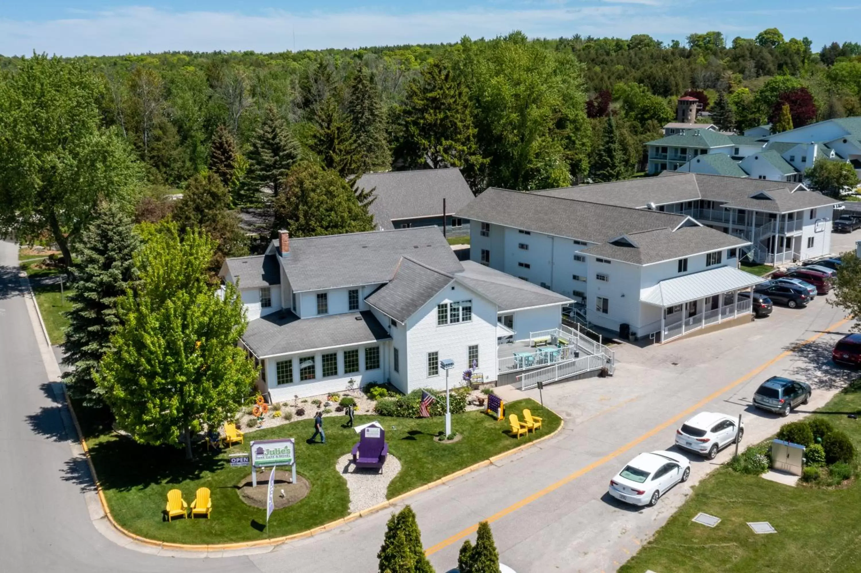 Property building, Bird's-eye View in Julie's Park Cafe & Motel