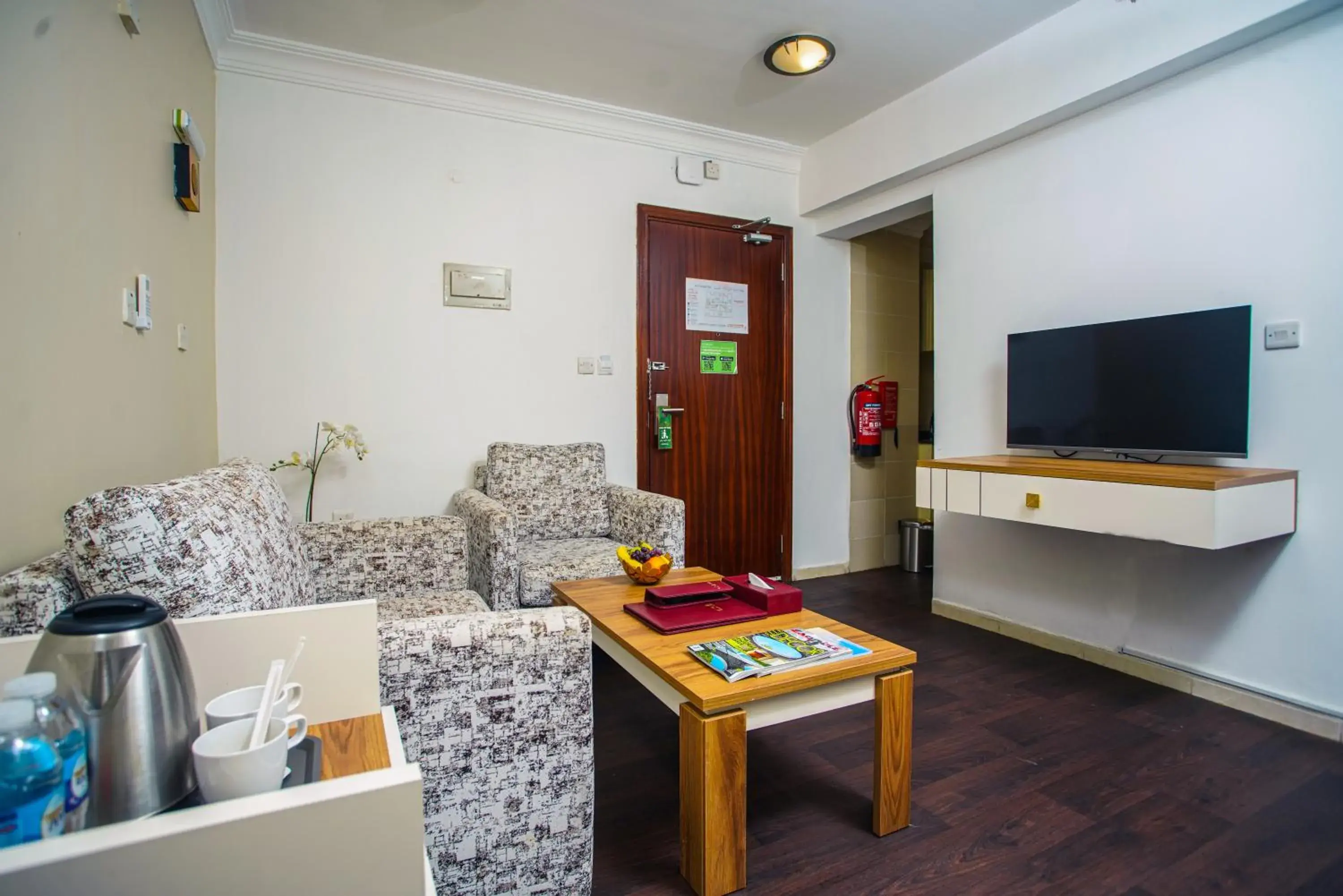 Bedroom, TV/Entertainment Center in La Villa Suites Hotel