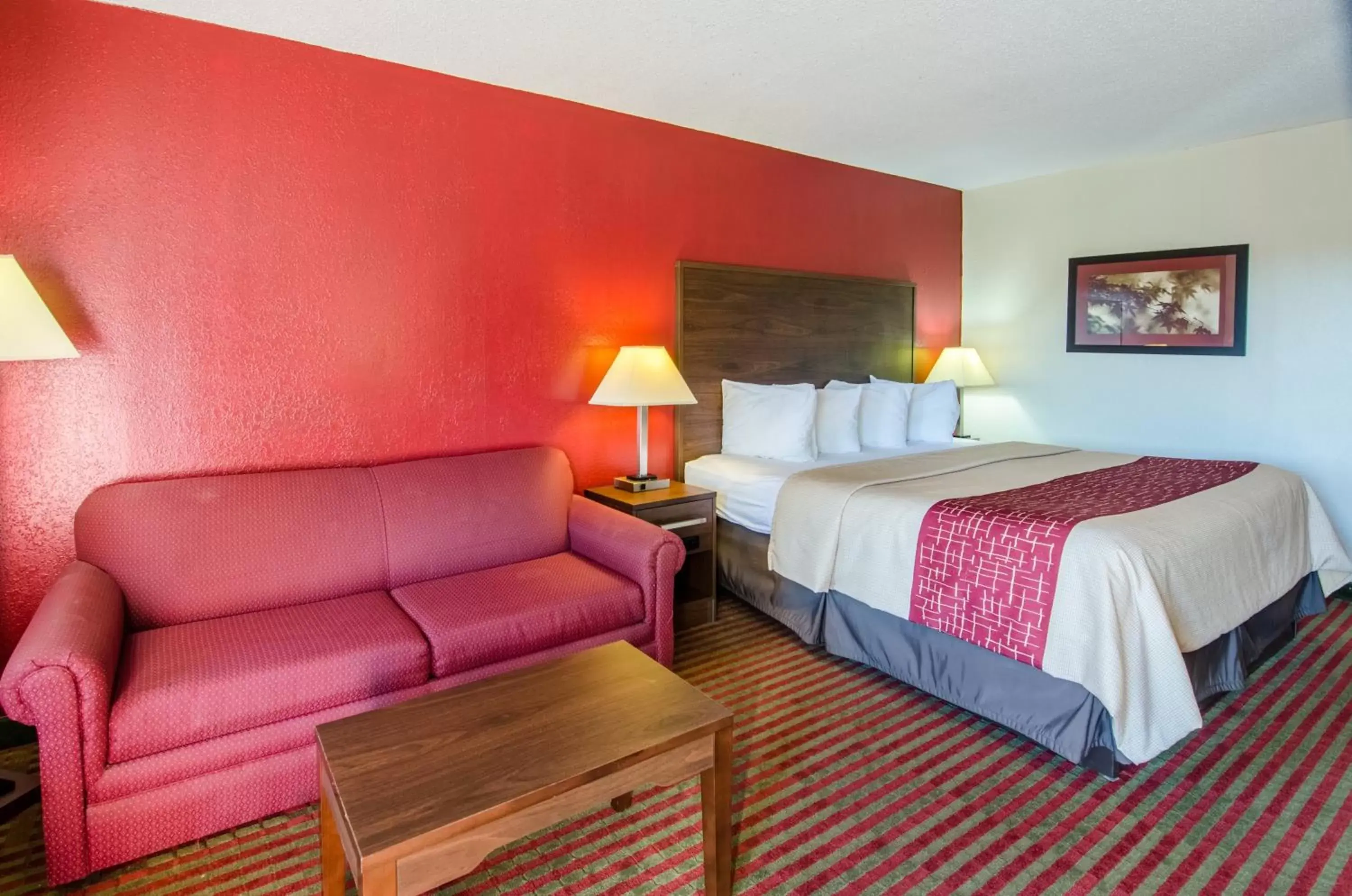 Photo of the whole room, Bed in Red Roof Inn Kingsport