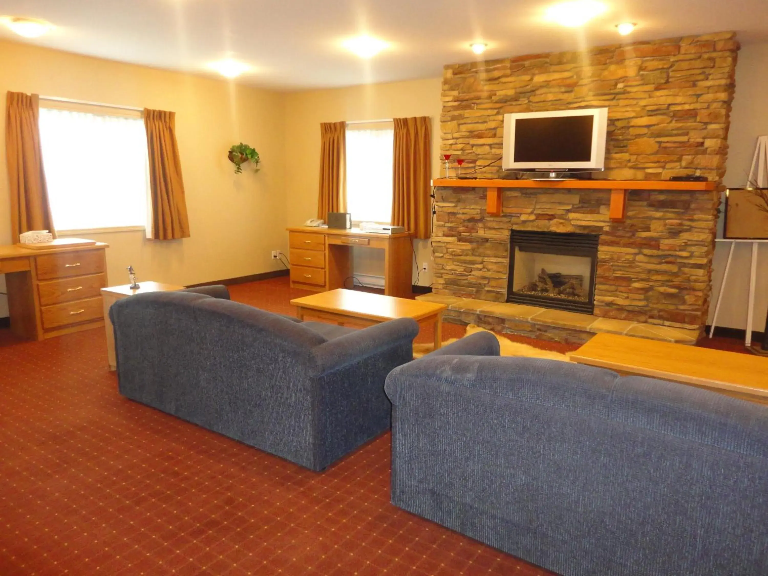 Communal lounge/ TV room, Seating Area in Coast Osoyoos Beach Hotel