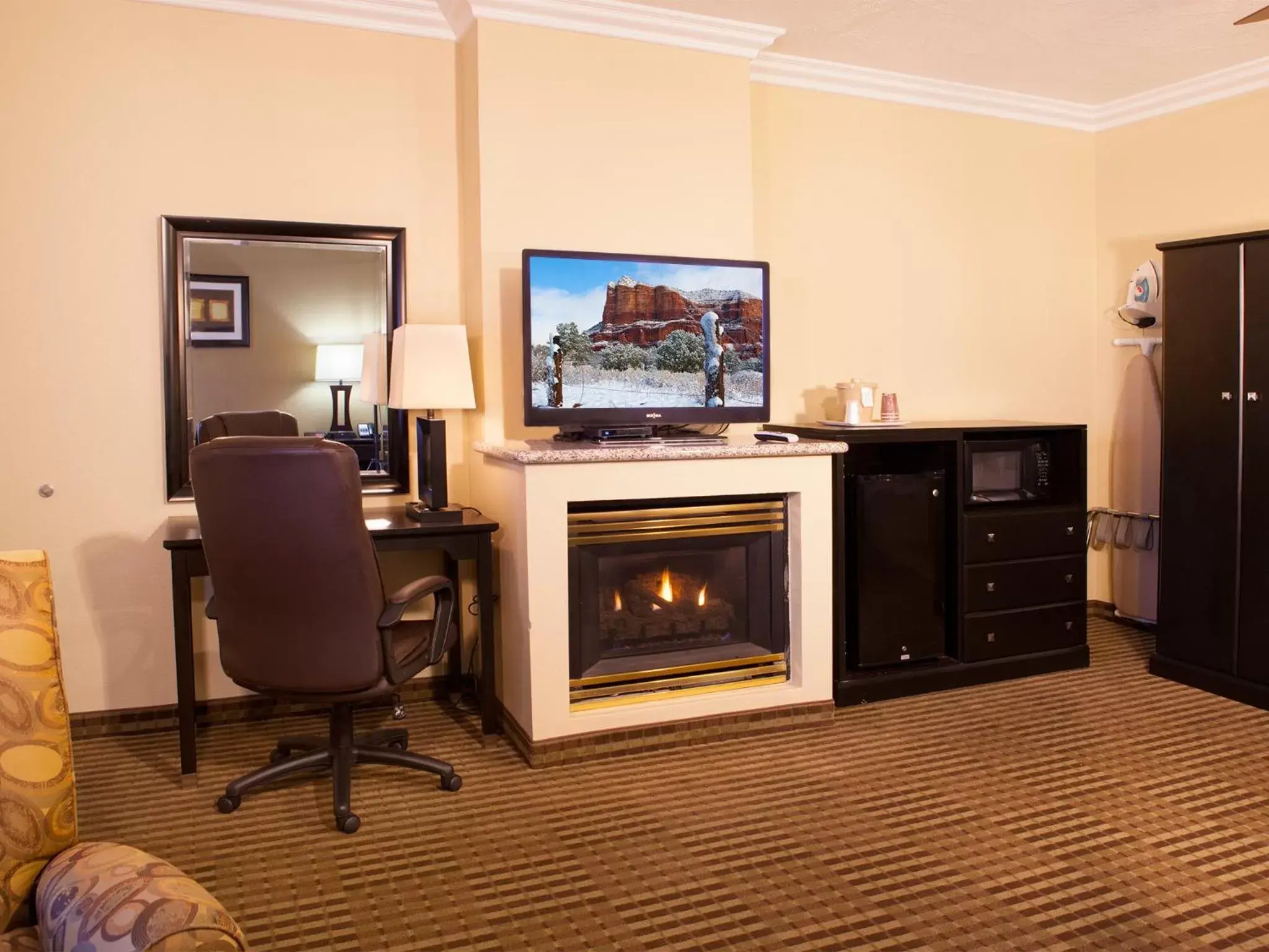 TV and multimedia, TV/Entertainment Center in Desert Quail Inn Sedona at Bell Rock