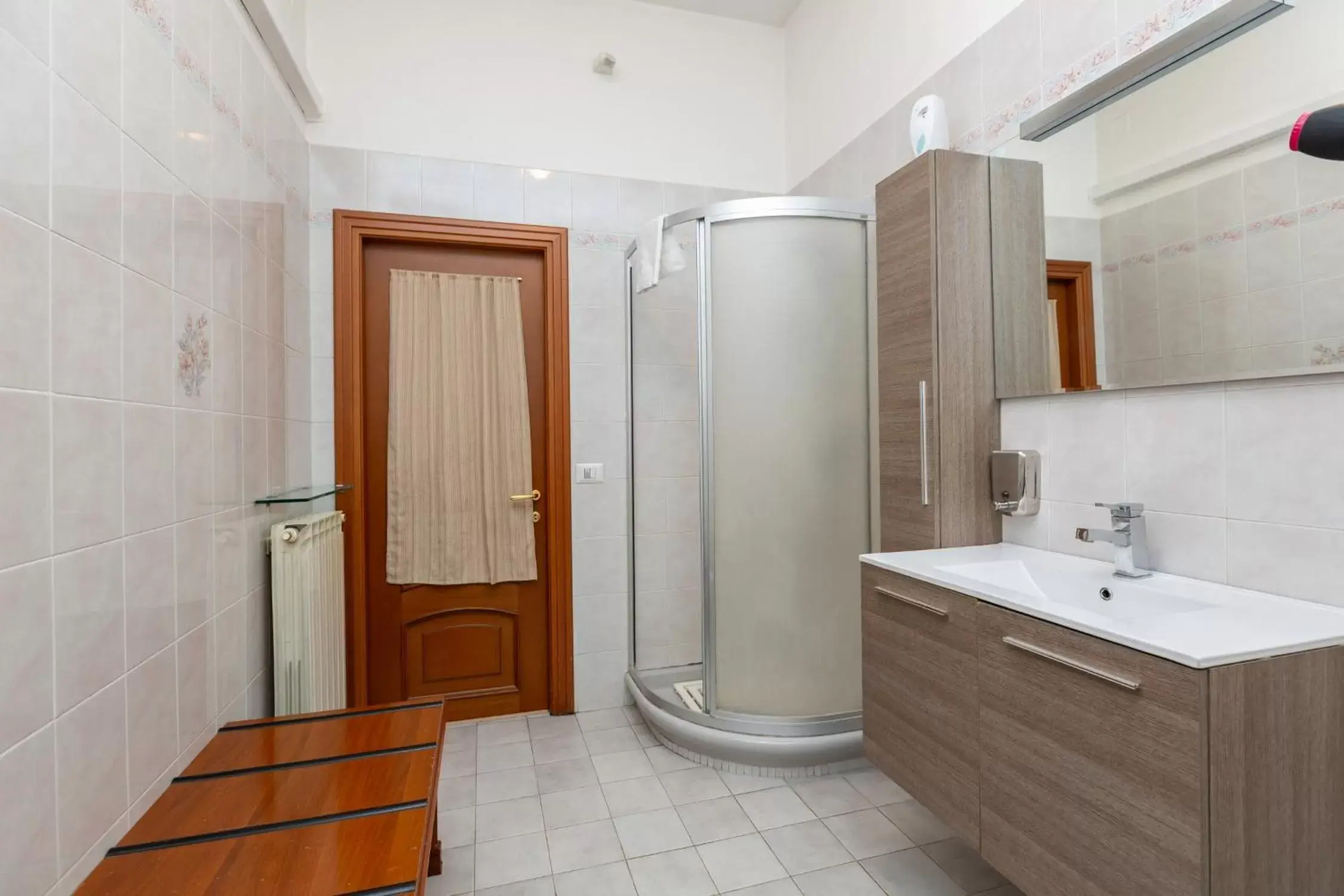 Shower, Bathroom in Grotta di Rita