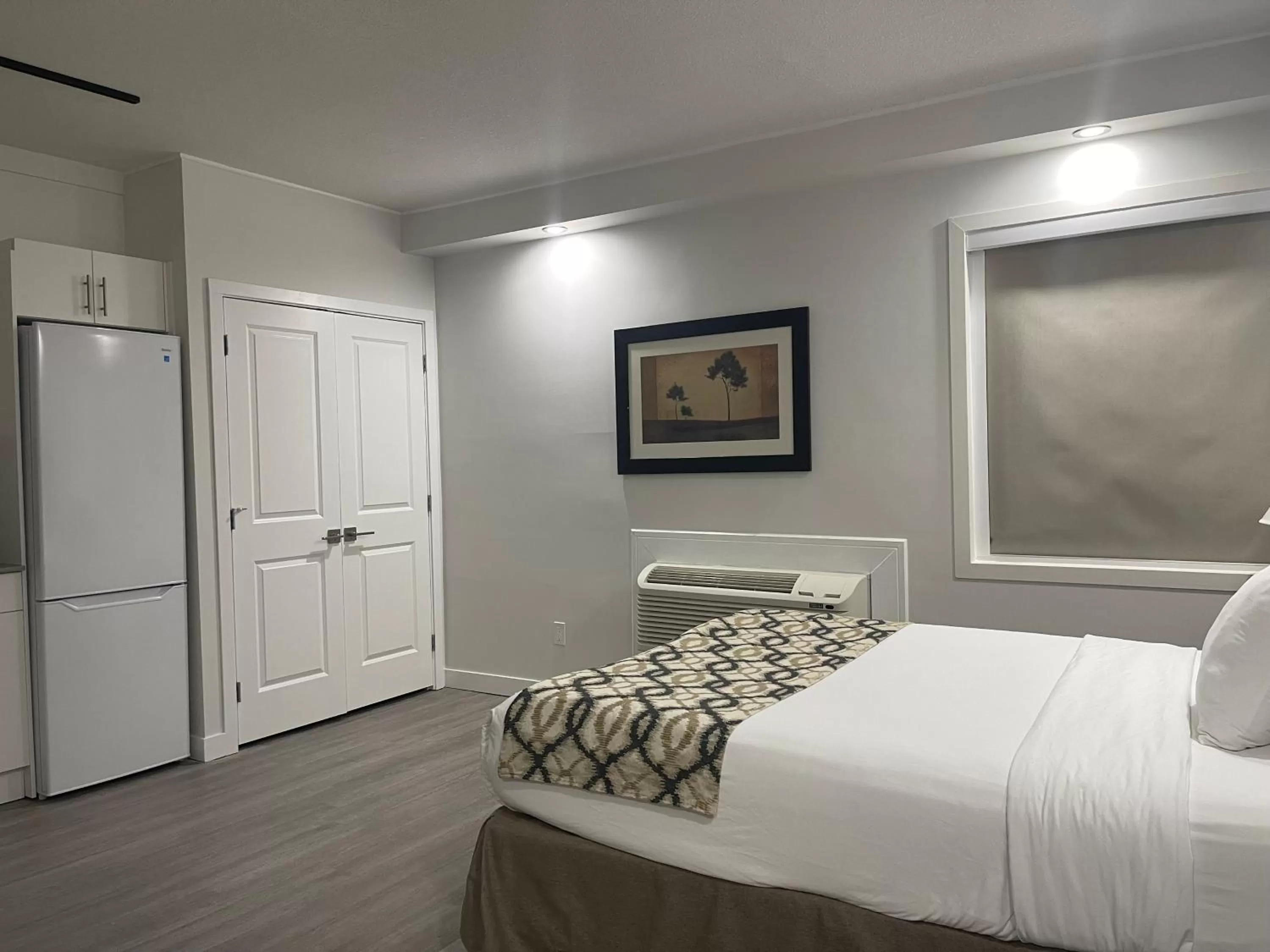 Photo of the whole room, Bed in Radisson Hotel & Conference Centre Edmonton