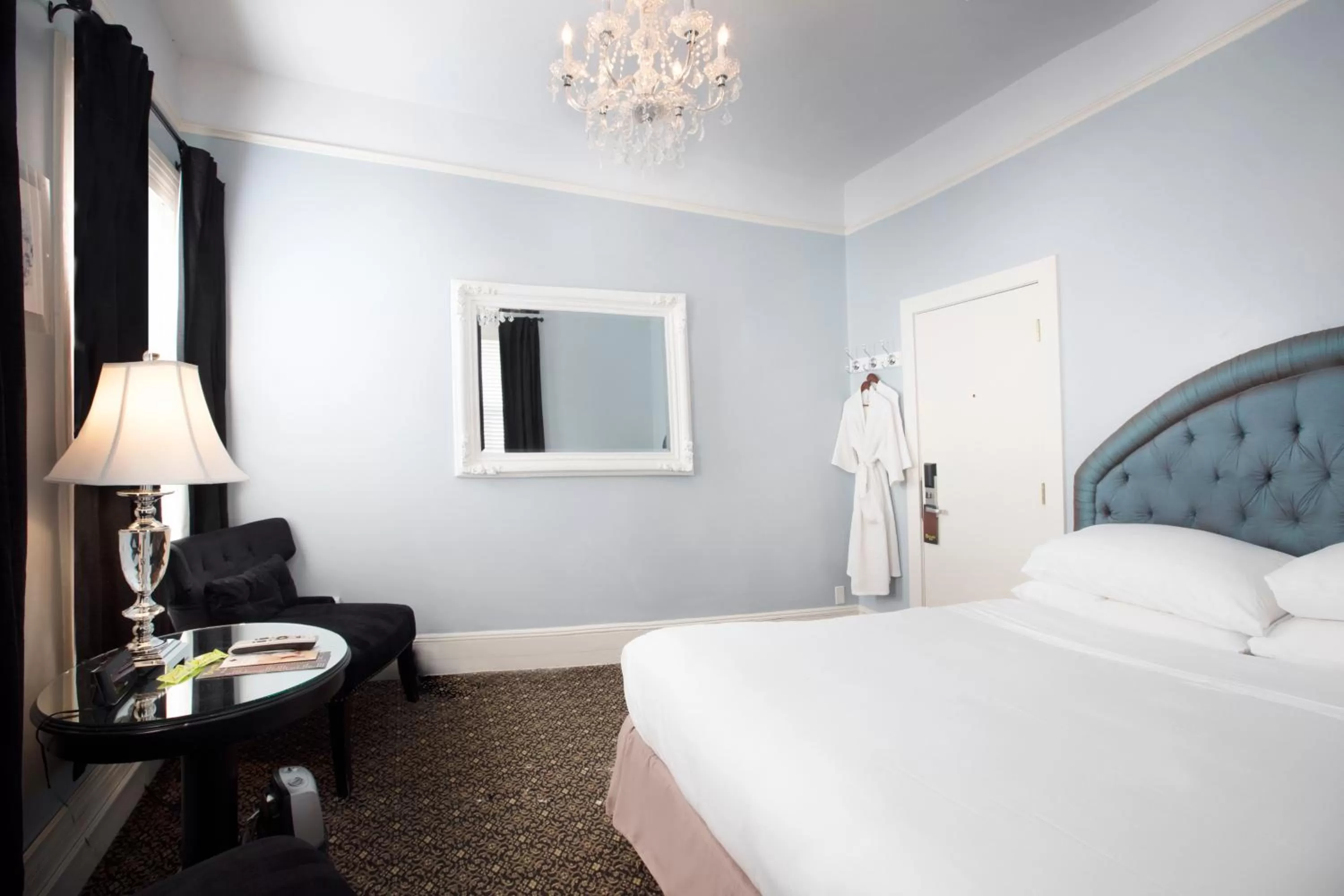 Photo of the whole room, Bed in Ballard Inn