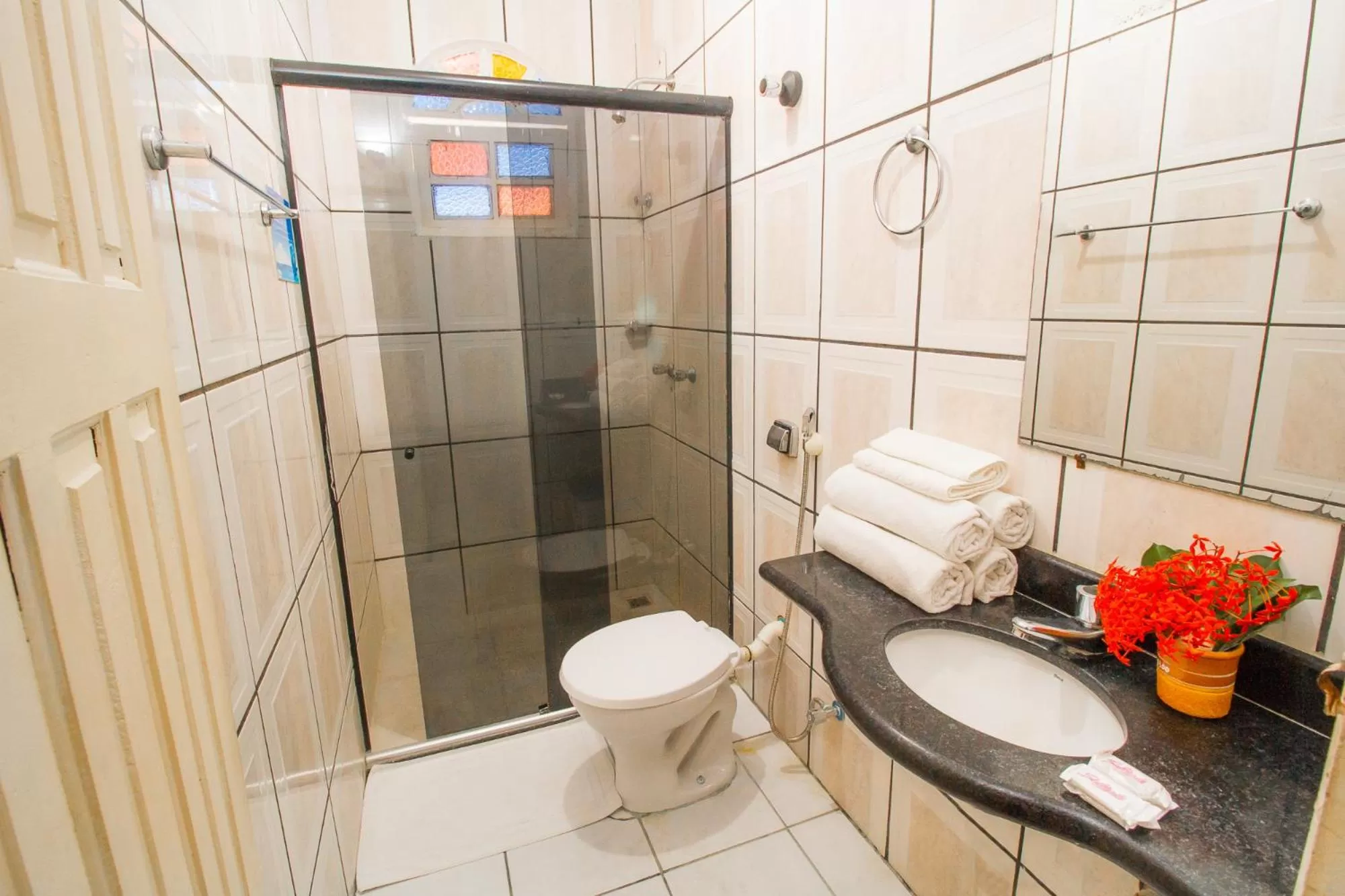Bathroom in Shangrilá - Rede Soberano