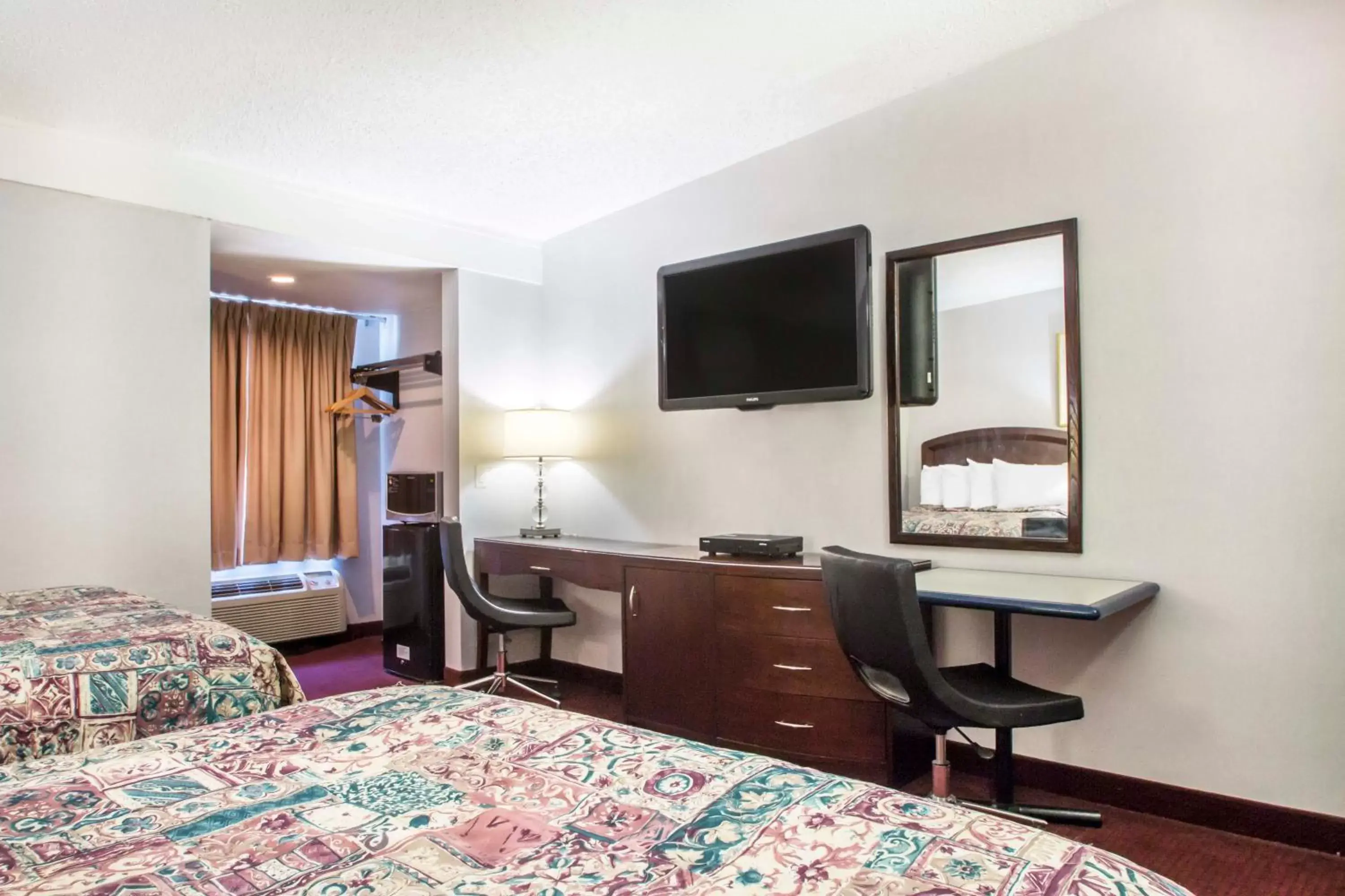 Standard Room with Two Double Beds - Smoking in Rodeway Inn & Suites New Paltz- Hudson Valley