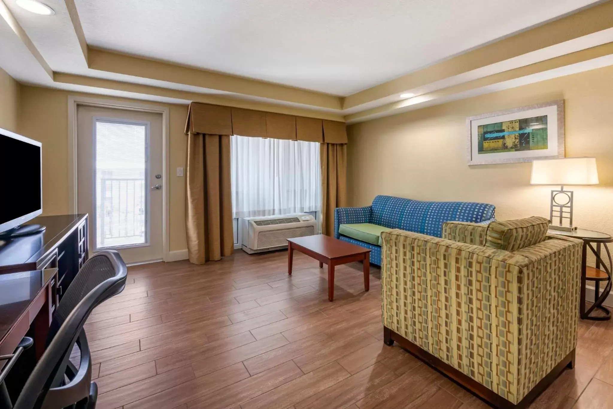 Photo of the whole room, Seating Area in Holiday Inn Resort Orlando - Lake Buena Vista, an IHG Hotel