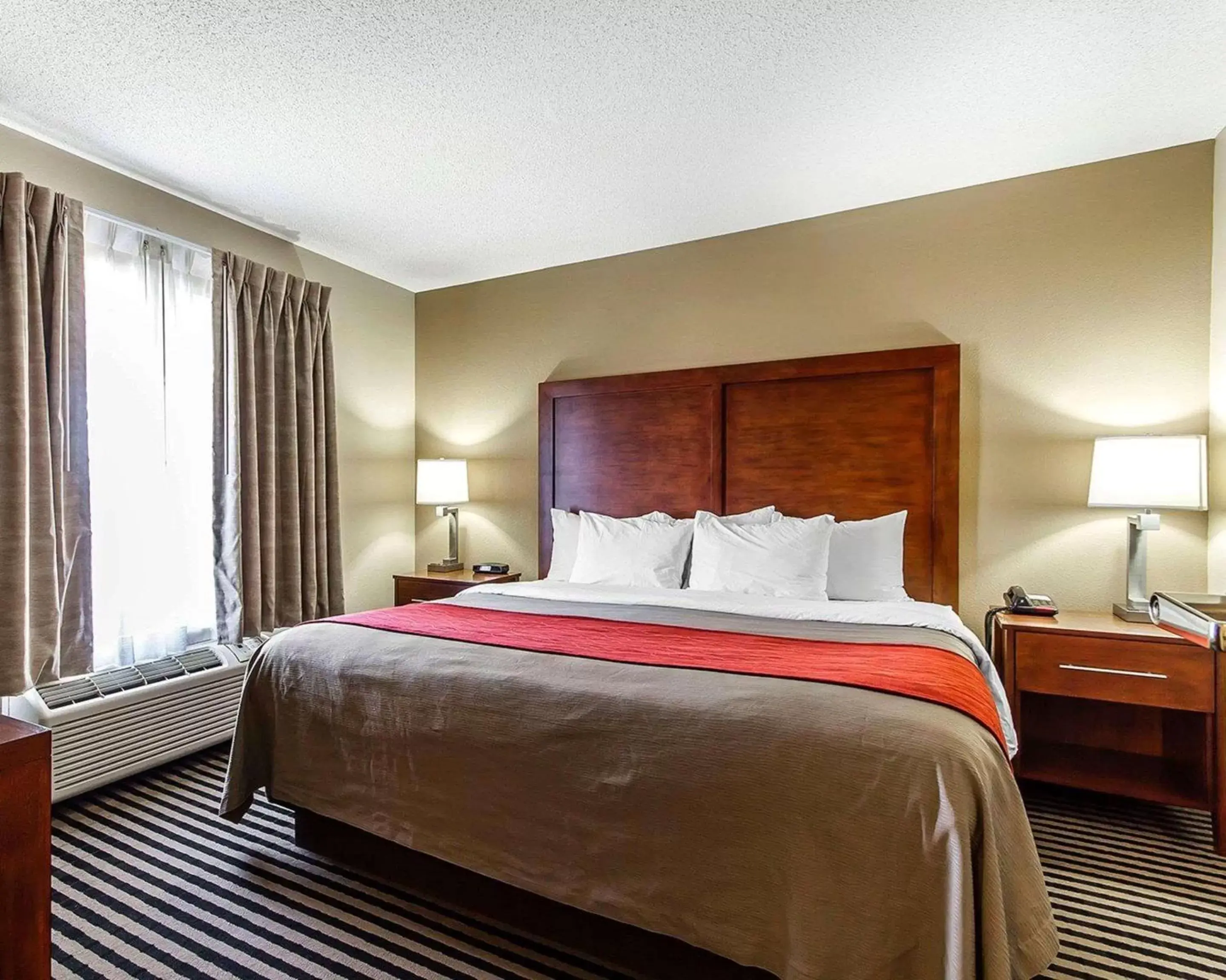 Photo of the whole room, Bed in Comfort Inn Owatonna near Medical Center