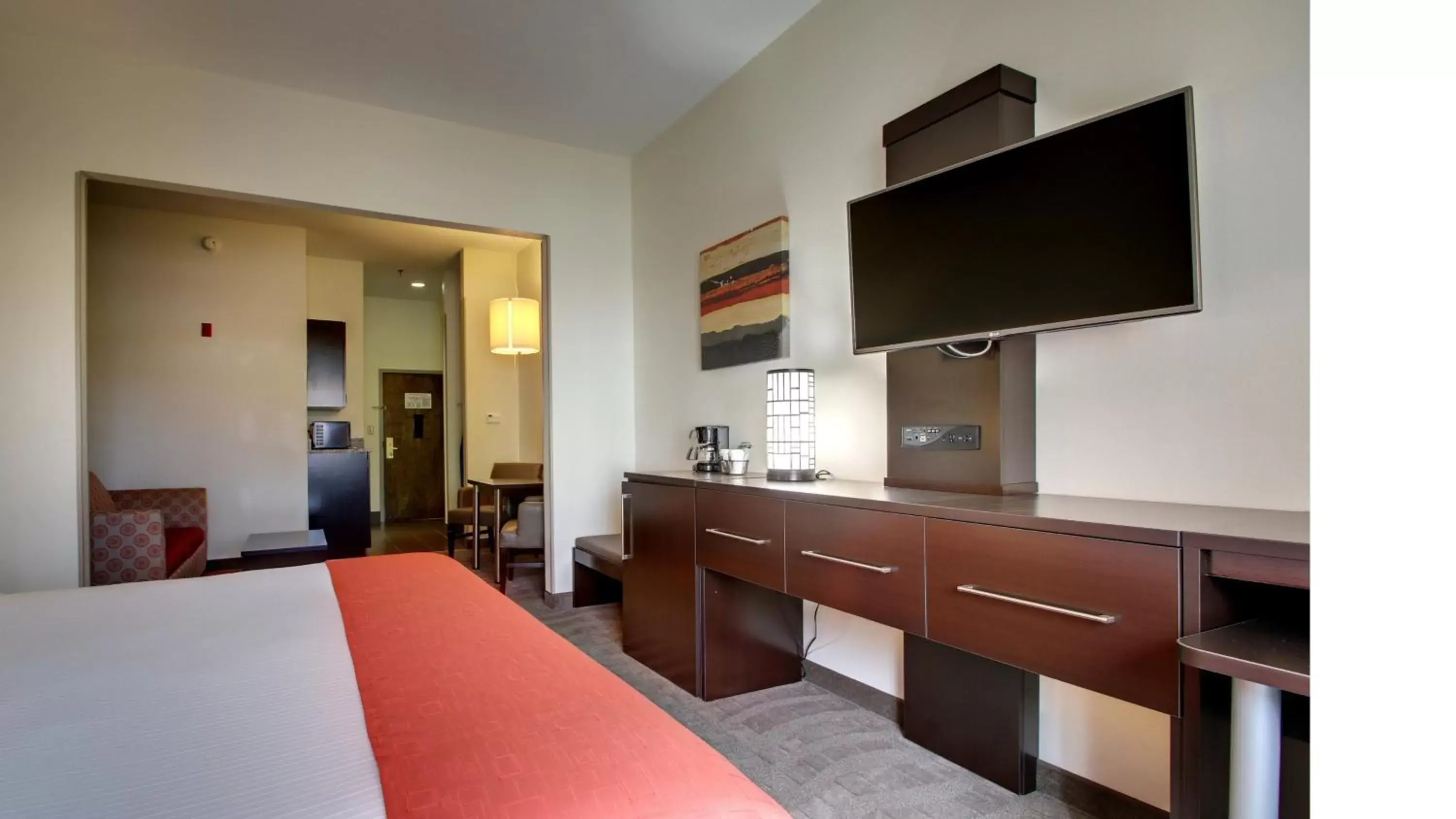 Photo of the whole room, Bed in Holiday Inn Express Hotel & Suites Meridian, an IHG Hotel