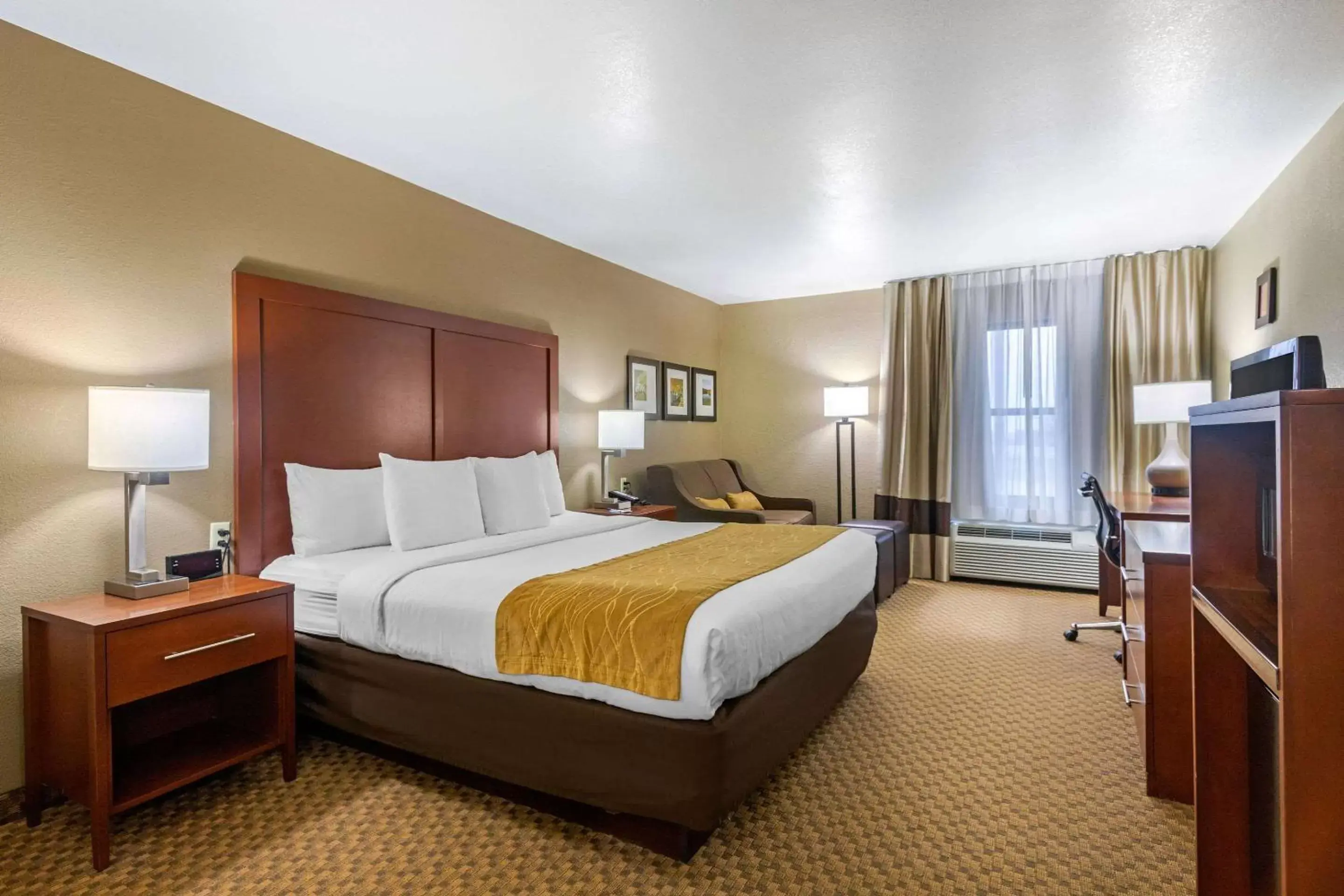 Photo of the whole room, Bed in Comfort Inn & Suites Springfield I-44