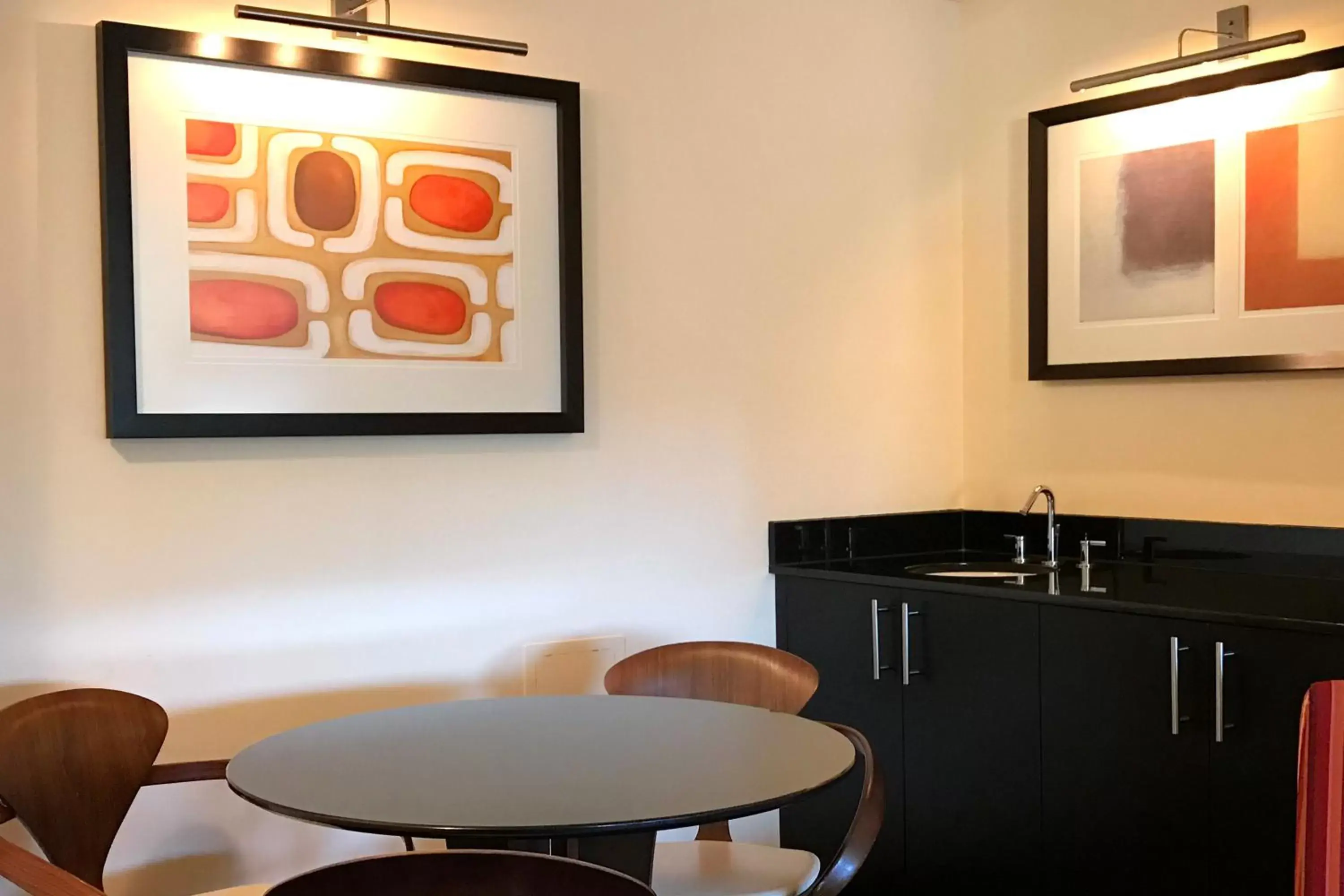 Dining area, Kitchen/Kitchenette in Washington Plaza Hotel