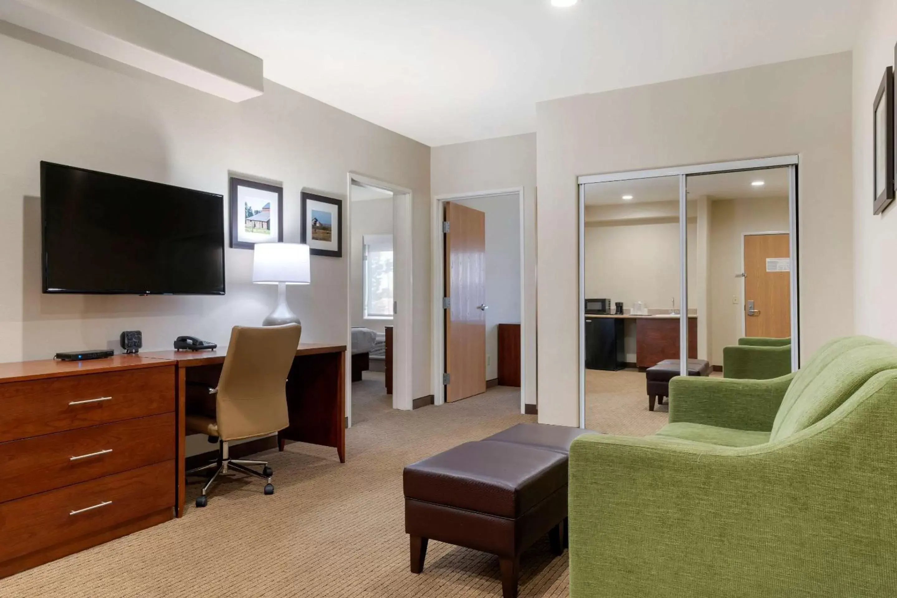 Photo of the whole room, TV/Entertainment Center in Comfort Suites Marysville-Yuba City