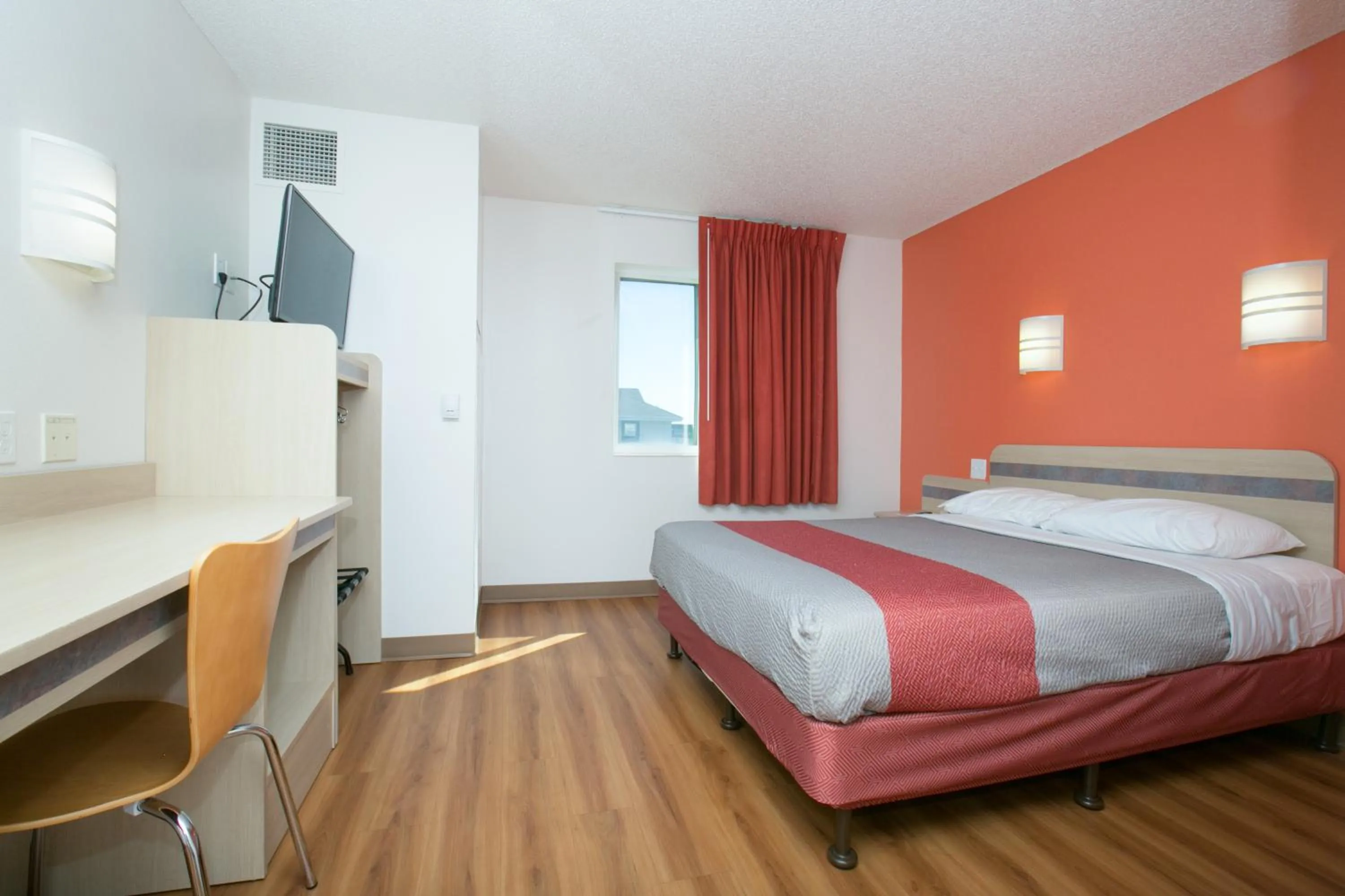 Bedroom, Bed in Motel 6-Brooklyn Center, MN - Minneapolis