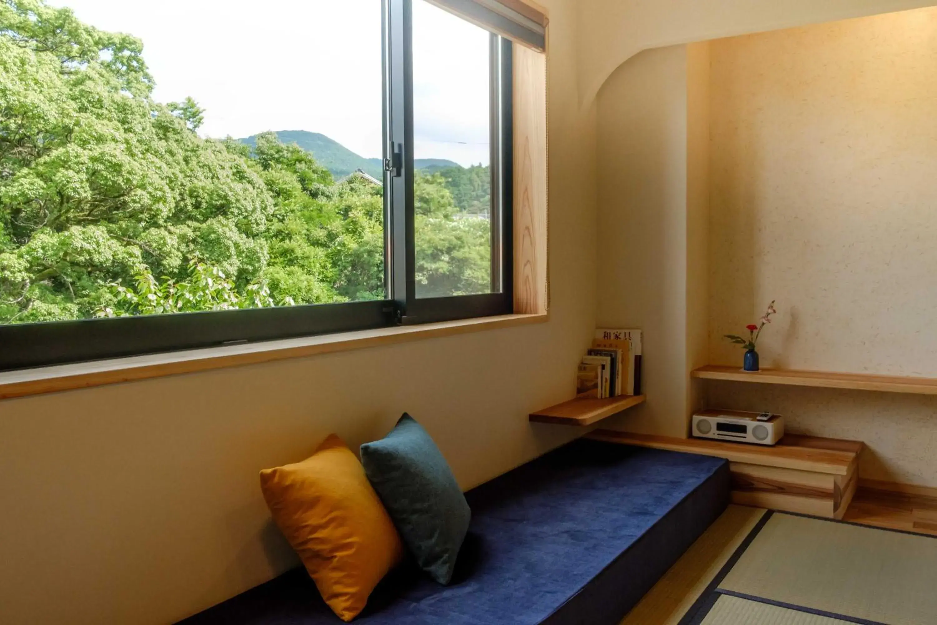 Photo of the whole room, Seating Area in Ryokan Oomuraya