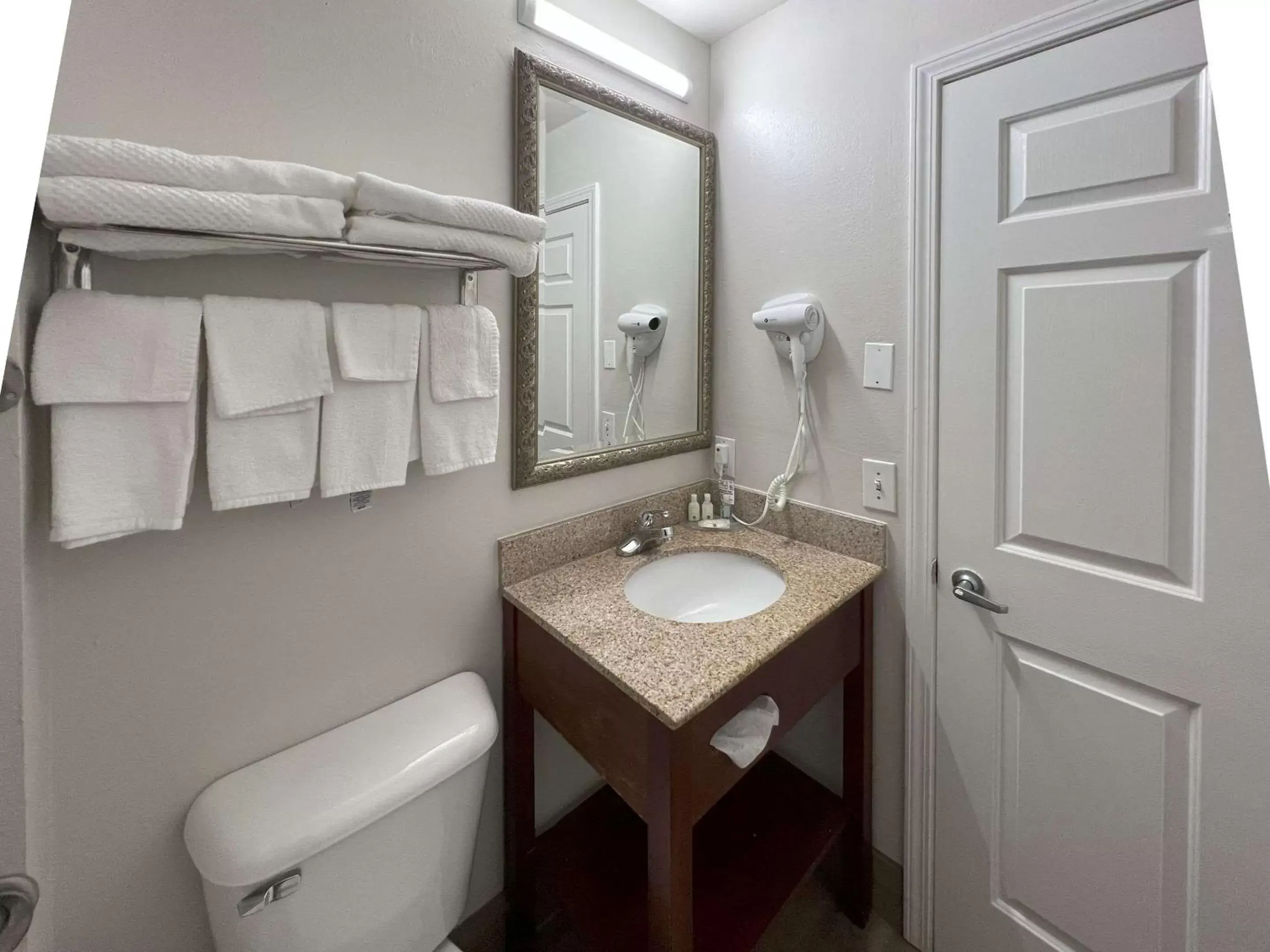 Bedroom, Bathroom in Quality Inn Merrimack - Nashua