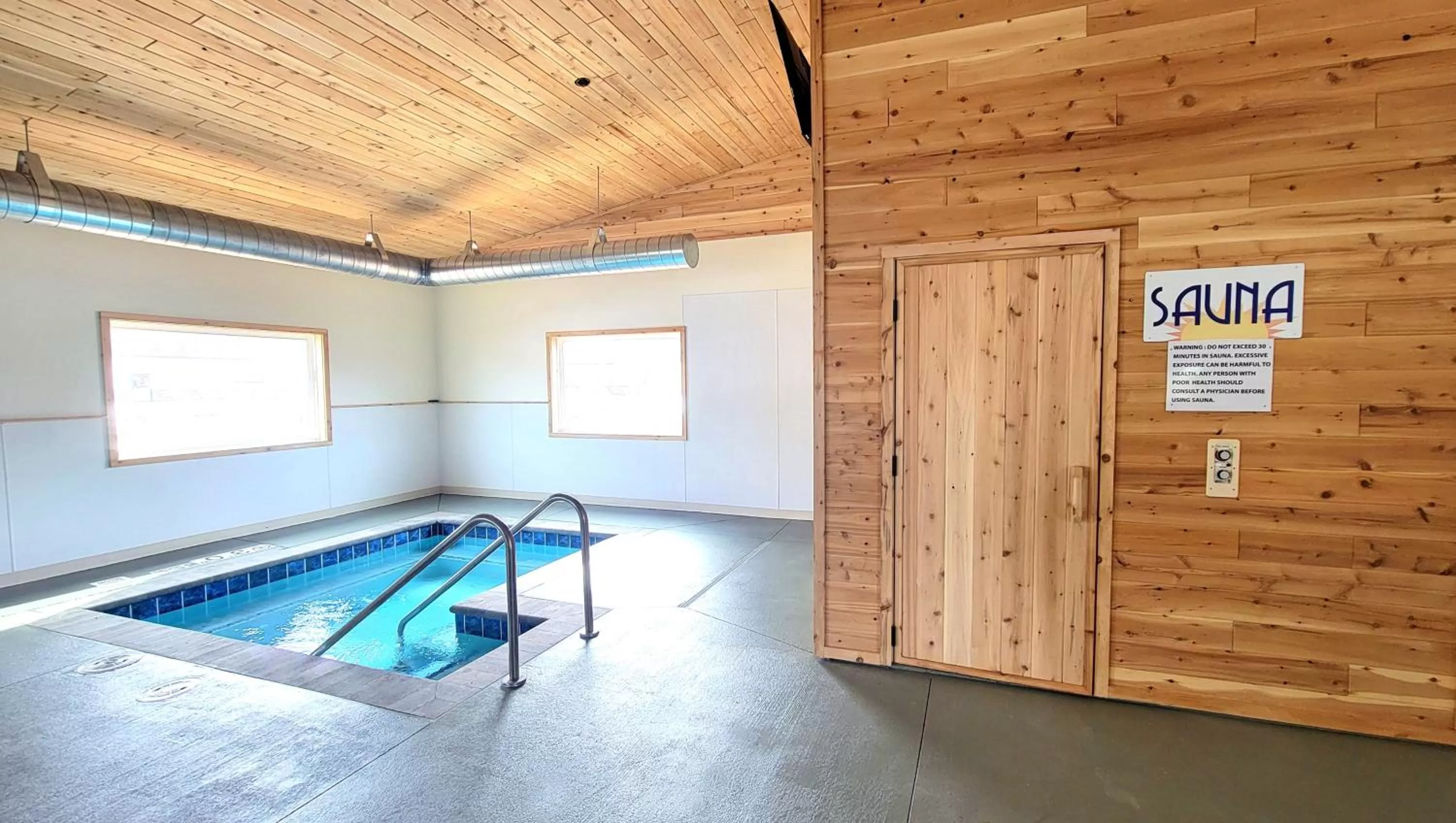 Swimming pool in Jasper Ridge Inn Ishpeming