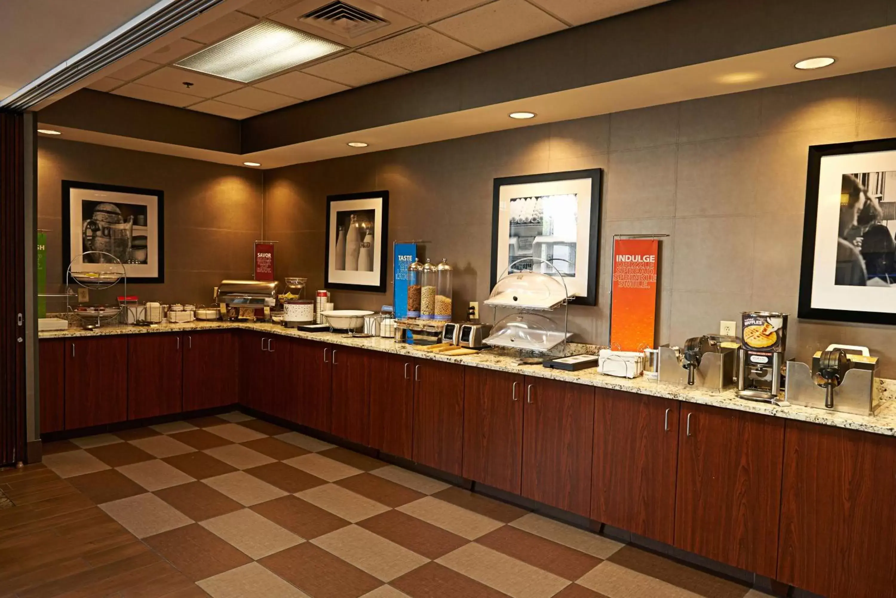 Dining area, Restaurant/Places to Eat in Hampton Inn & Suites Scottsburg