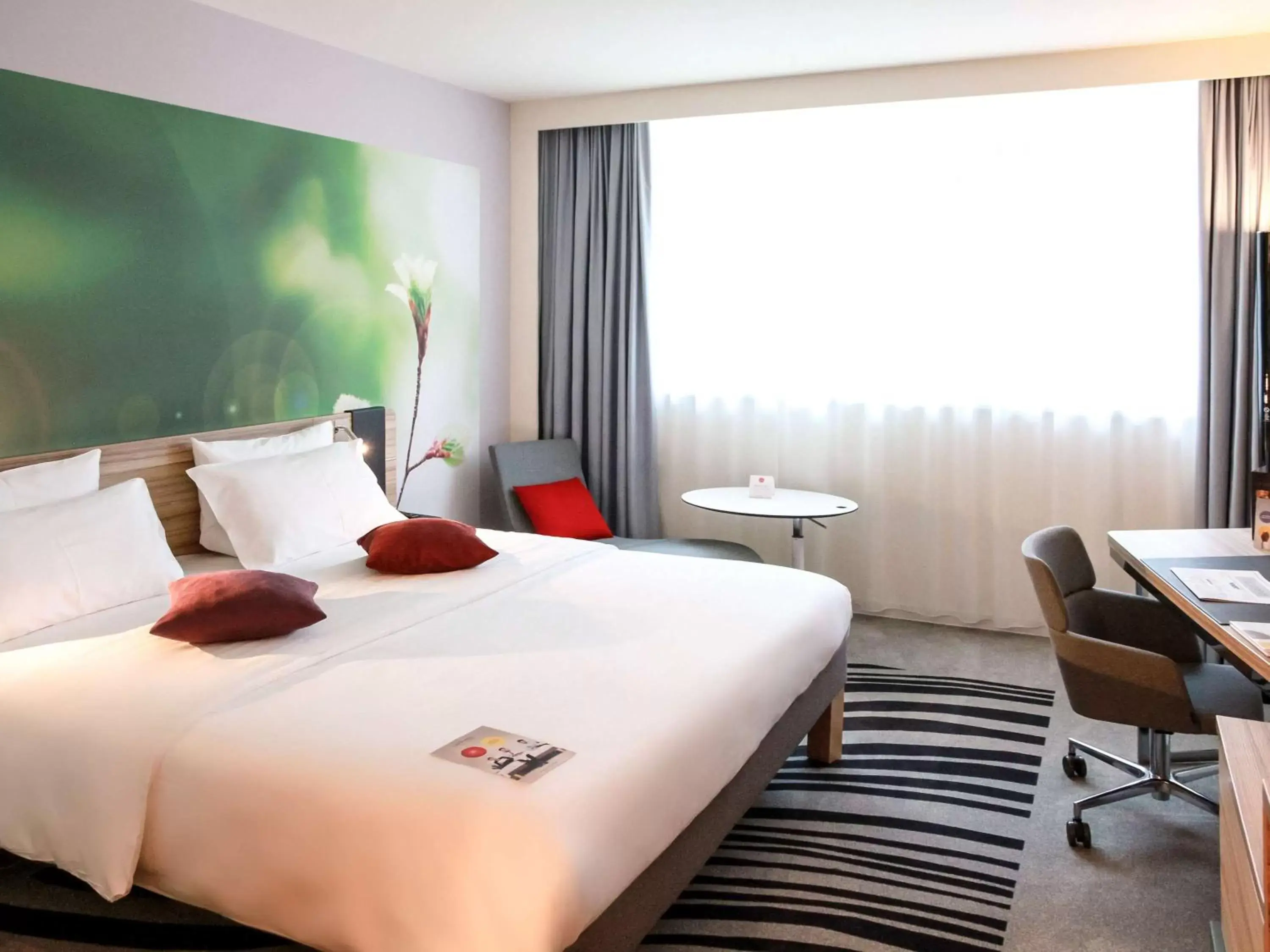 Photo of the whole room, Bed in Novotel Wien City