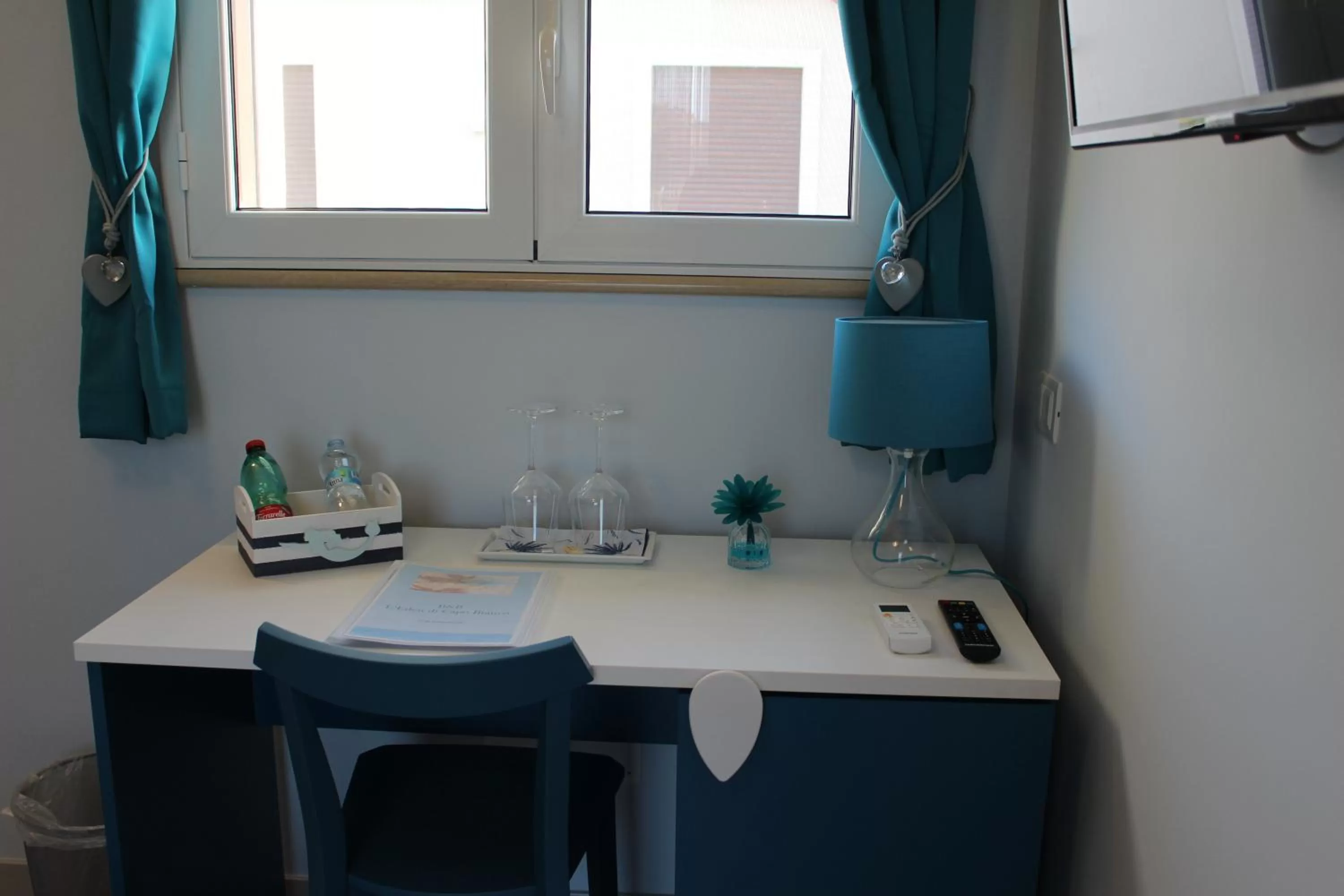 Bedroom, TV/Entertainment Center in B&B L'EDEN DI CAPO BIANCO