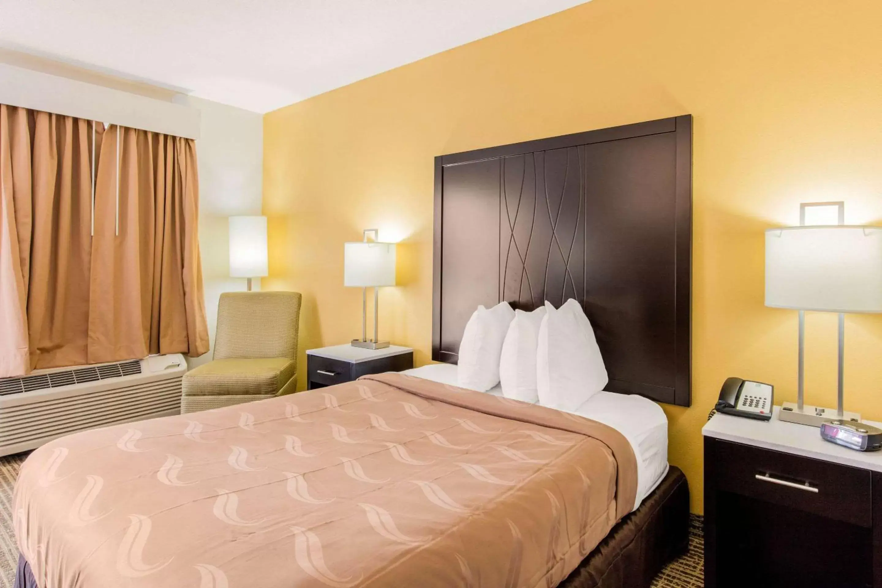 Photo of the whole room, Bed in Quality Inn Trussville I-59 exit 141 Photo of the whole room, Bed in Quality Inn Trussville I-59 exit 141