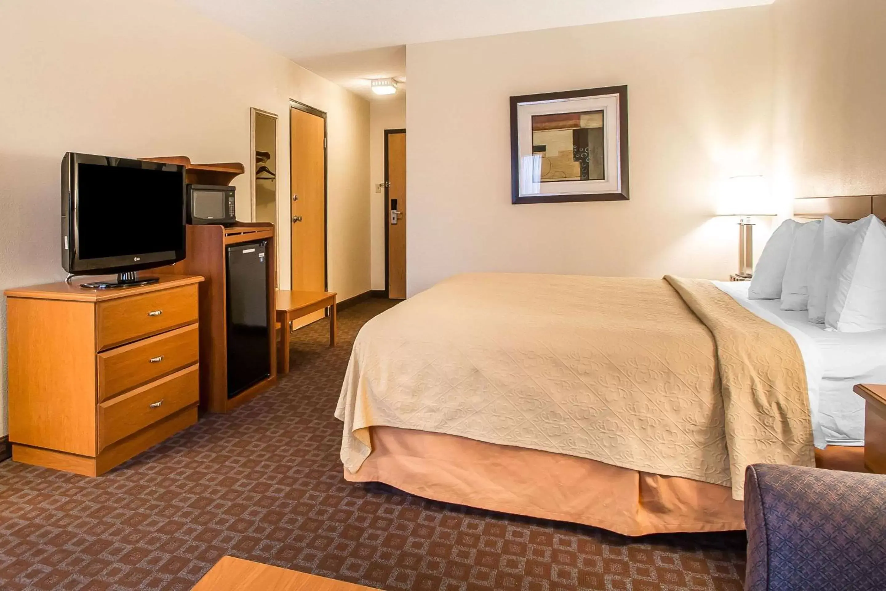 Photo of the whole room, Bed in Quality Inn Morris I-80