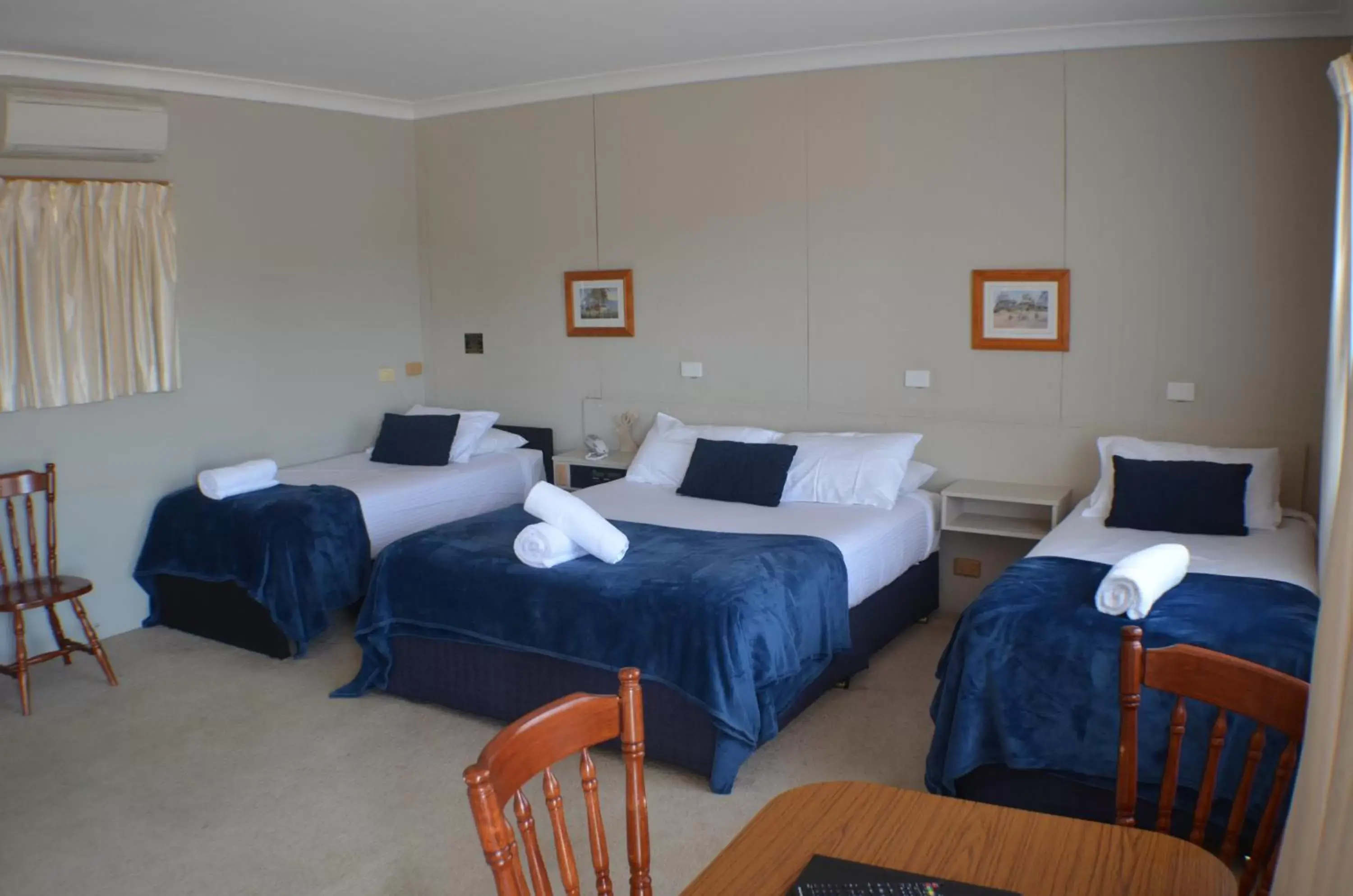 Bedroom, Bed in Deer Park Motor Inn Armidale