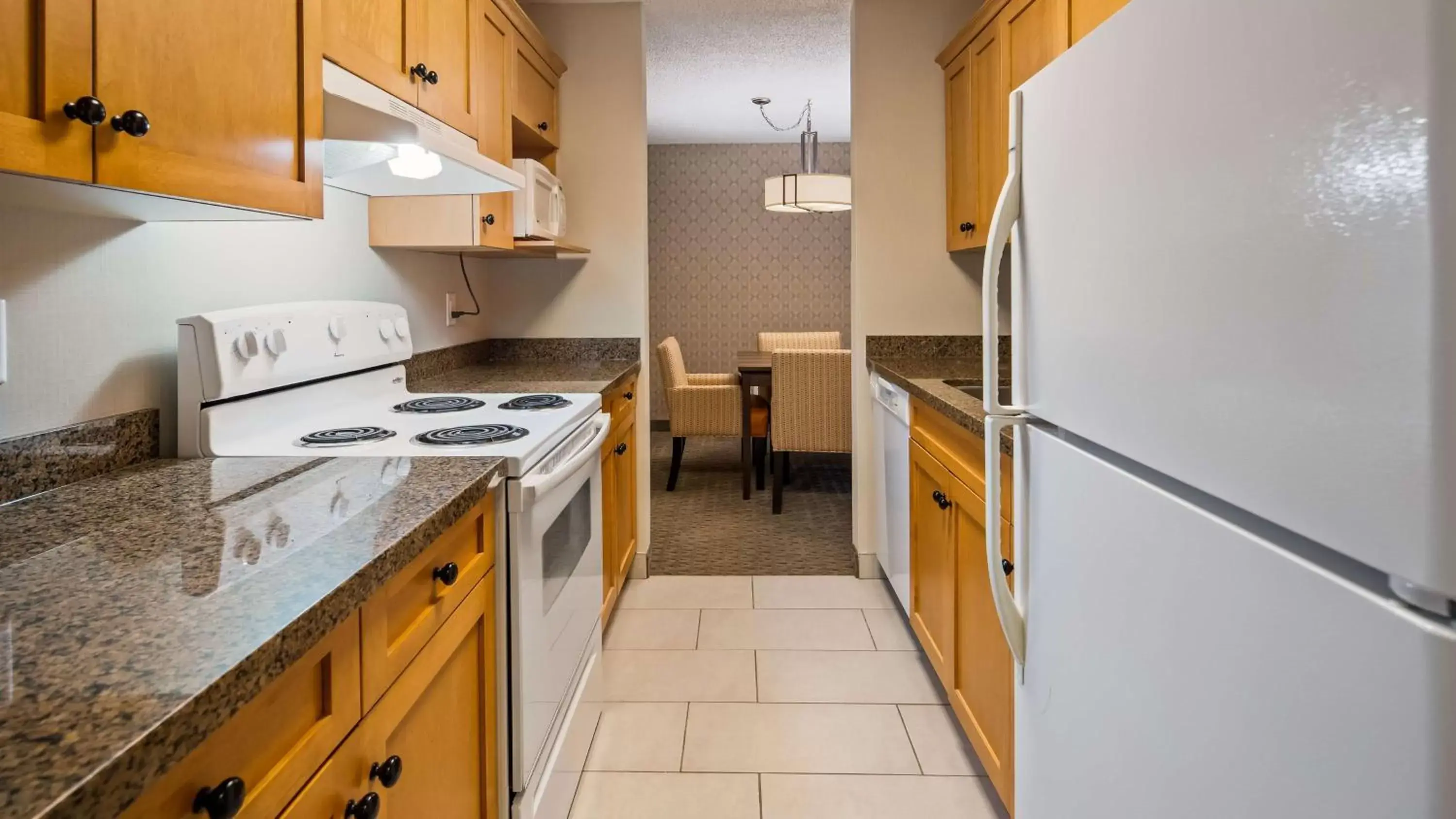 Photo of the whole room, Kitchen/Kitchenette in Best Western Plus Country Meadows Inn